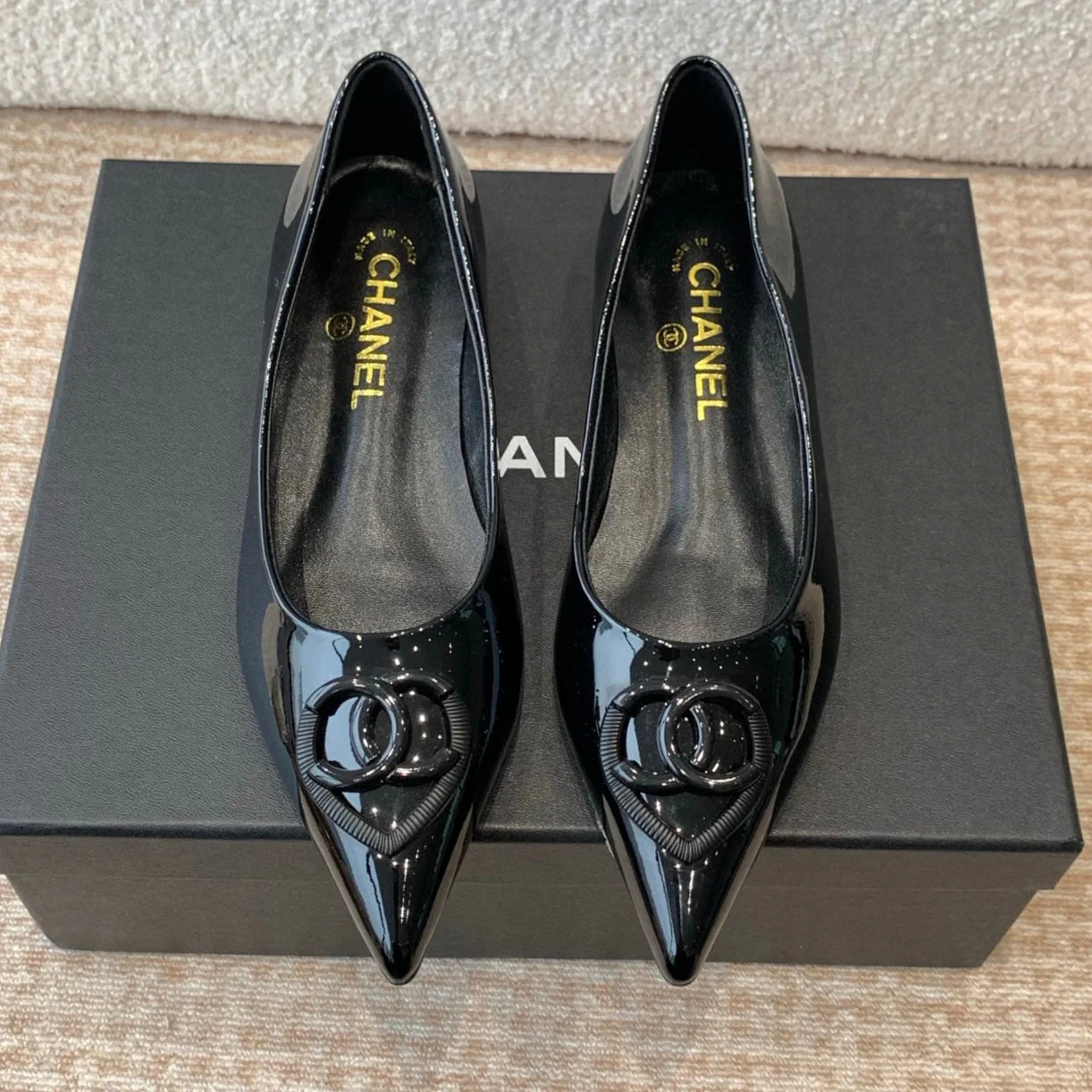 FLAT PUMP IN BLACK PATENT CALFSKIN