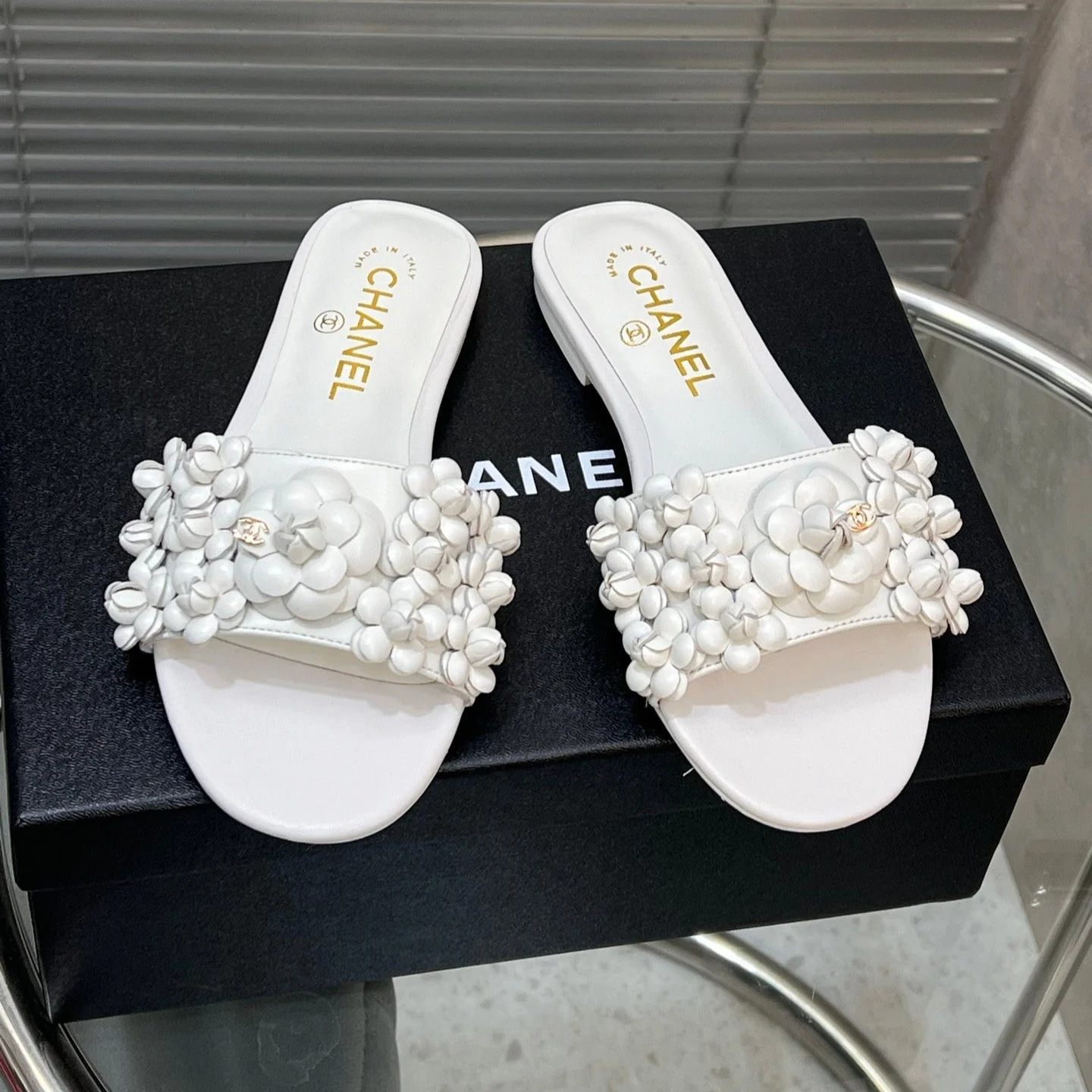 SLIPPERS CAMELLIA IN WHITE CALFSKIN
