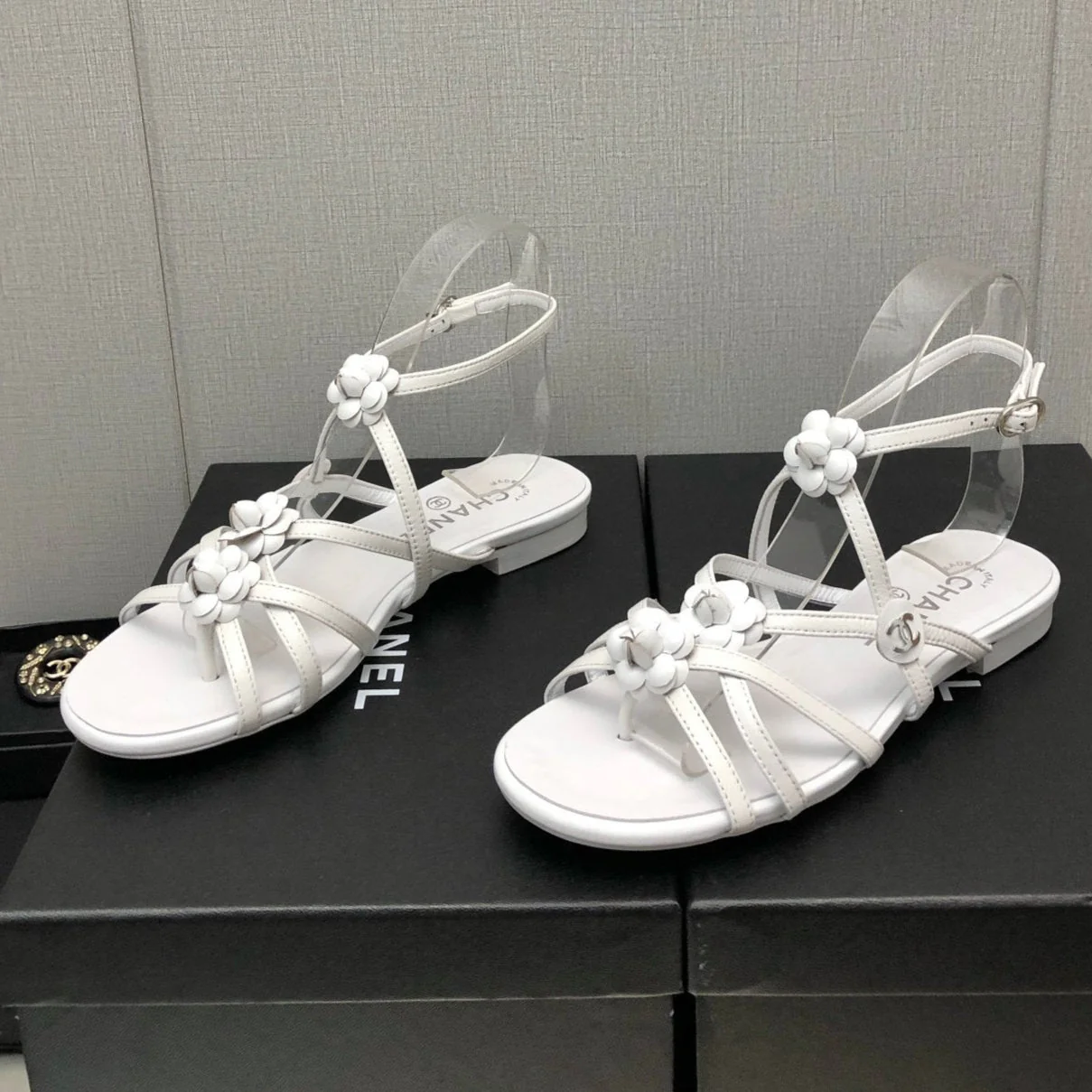 FLORAL FLAT SANDAL IN WHITE LAMBSKIN