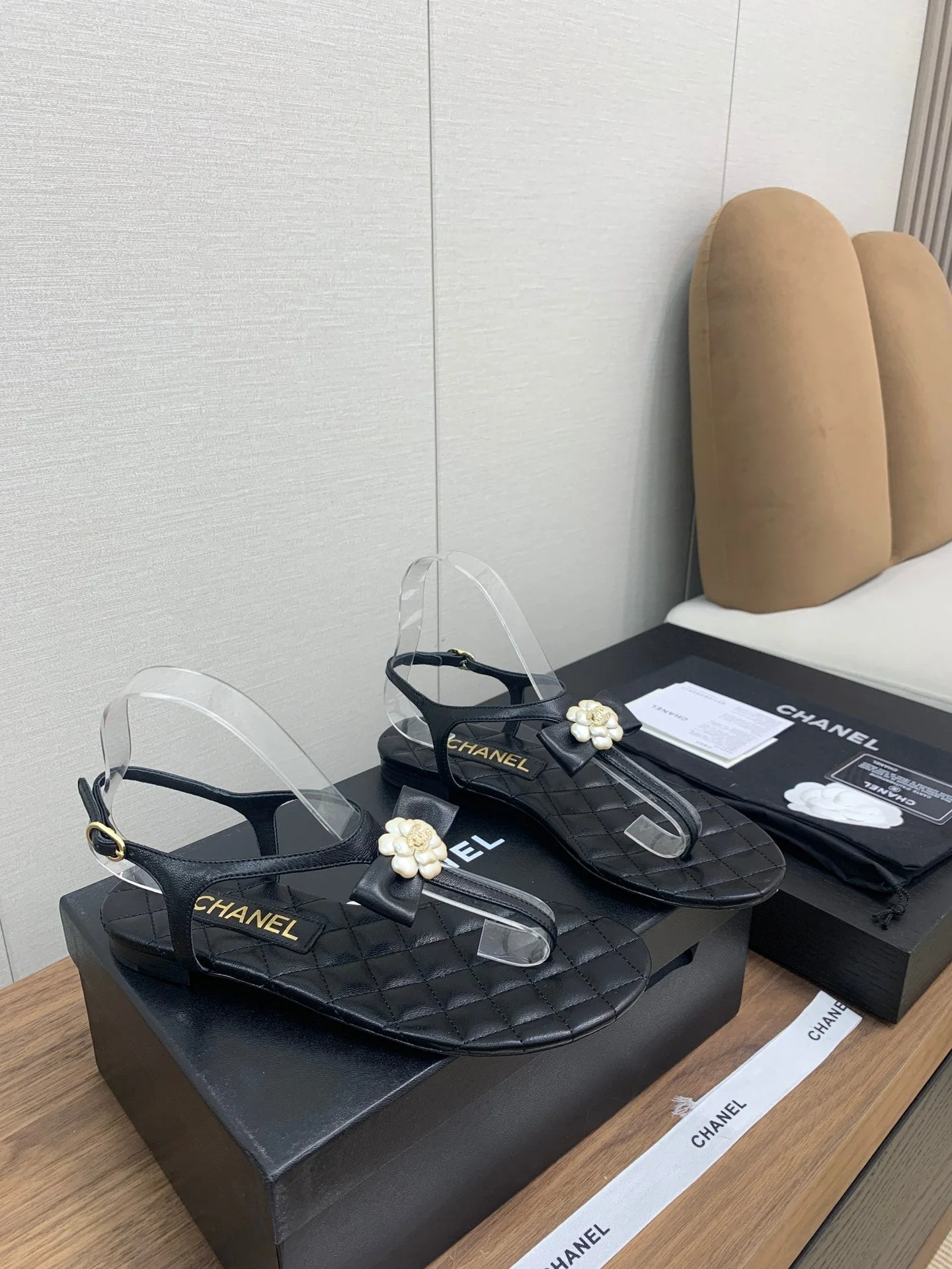 CC THONG SANDAL IN BLACK LAMBSKIN WITH PEARL FLOWER