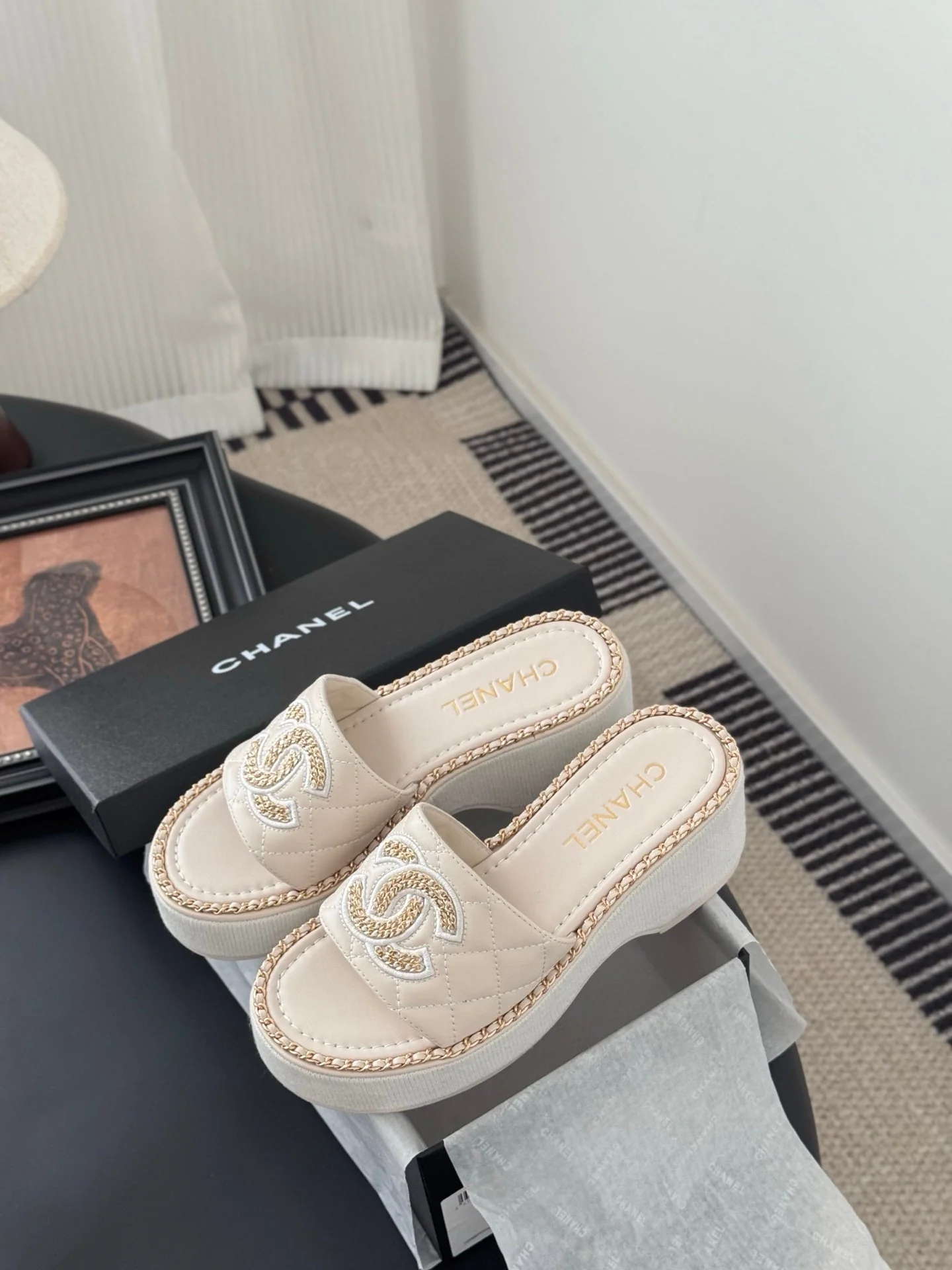 WEDGE HEELS IN HIGHT BEIGE CALFSKIN MIX CHAIN BASE
