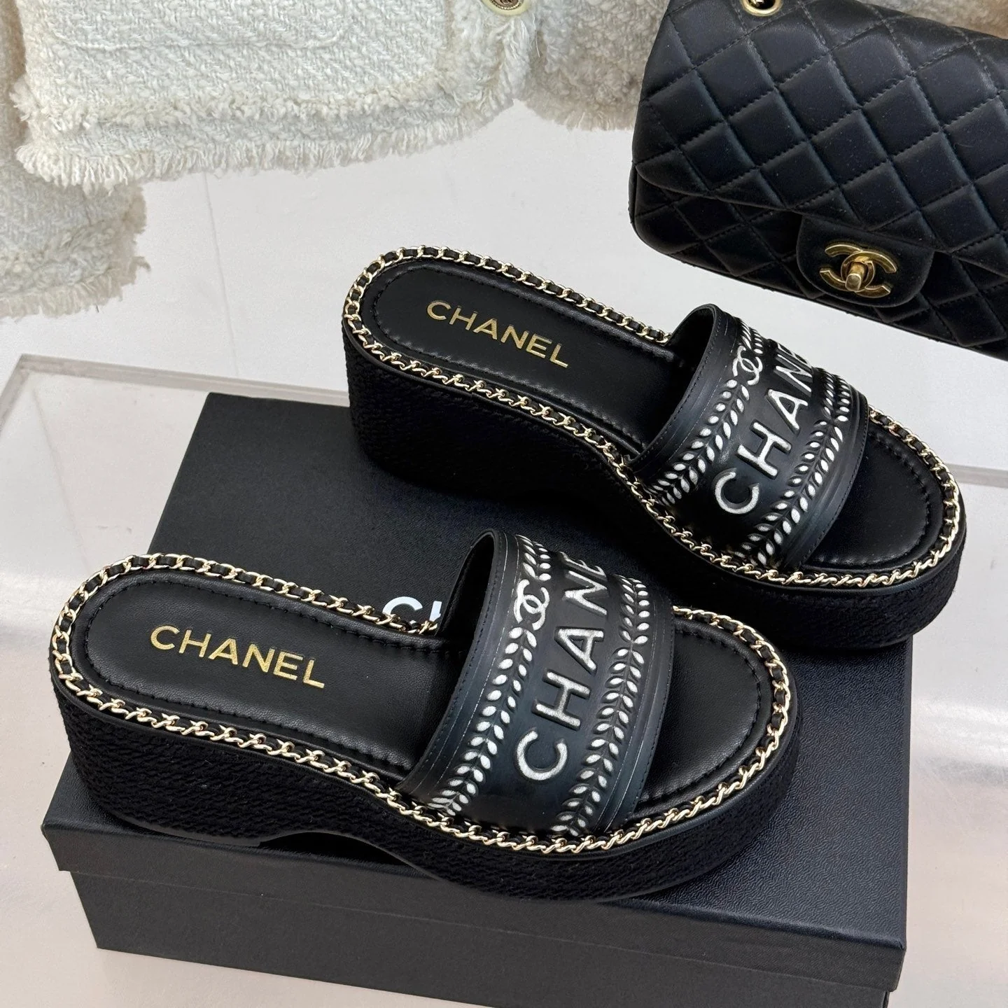 THICK SOLE WEDGE SLIPPERS IN BLACK MIX WHITE CALFSKIN
