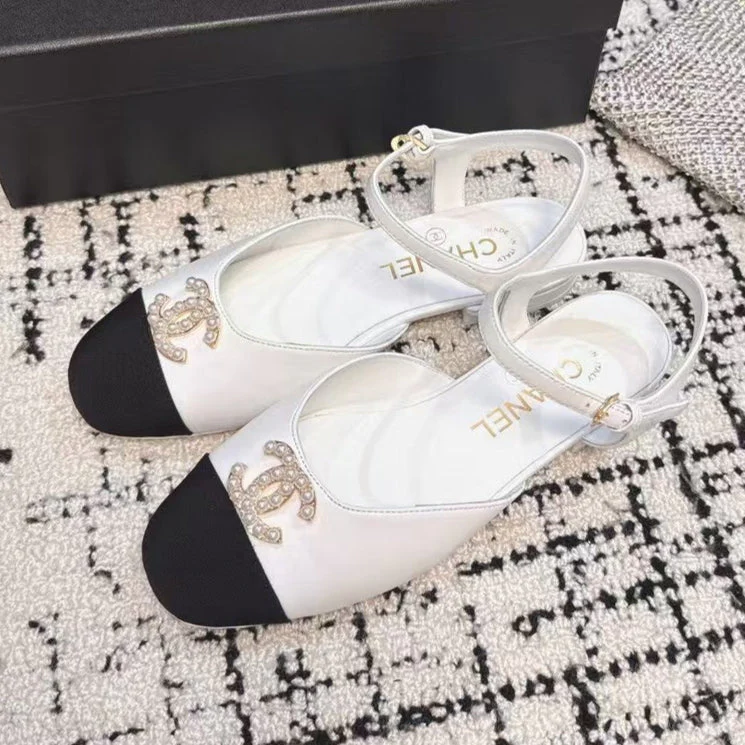 FLAT SLINGBACKS IN WHITE CALFSKIN AND BLACK FABRIC