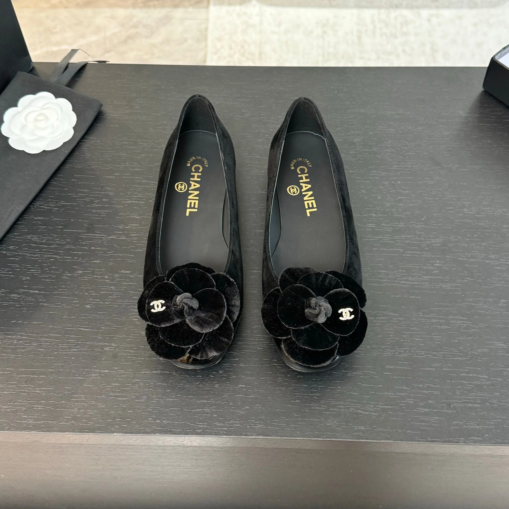 BALLET FLATS IN BLACK SUEDE WITH CAMELLIA
