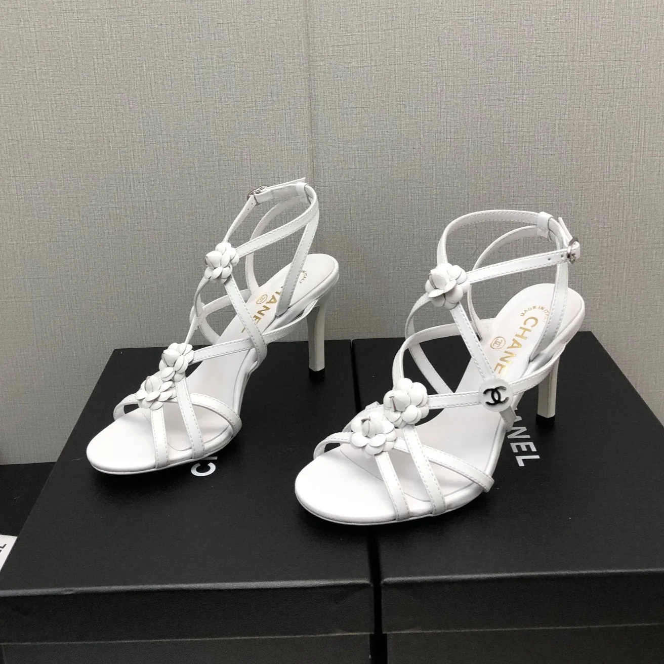 FLORAL HIGH HEEL SANDAL IN WHITE LAMBSKIN