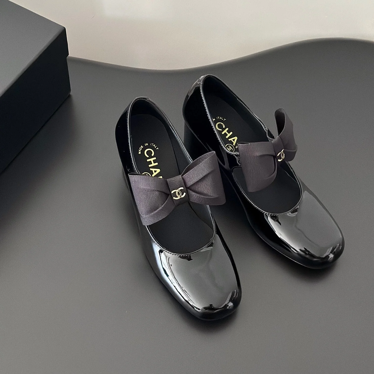 CC MARY JANE PUMPS PATENT CALFSKIN GROSGRAIN BLACK