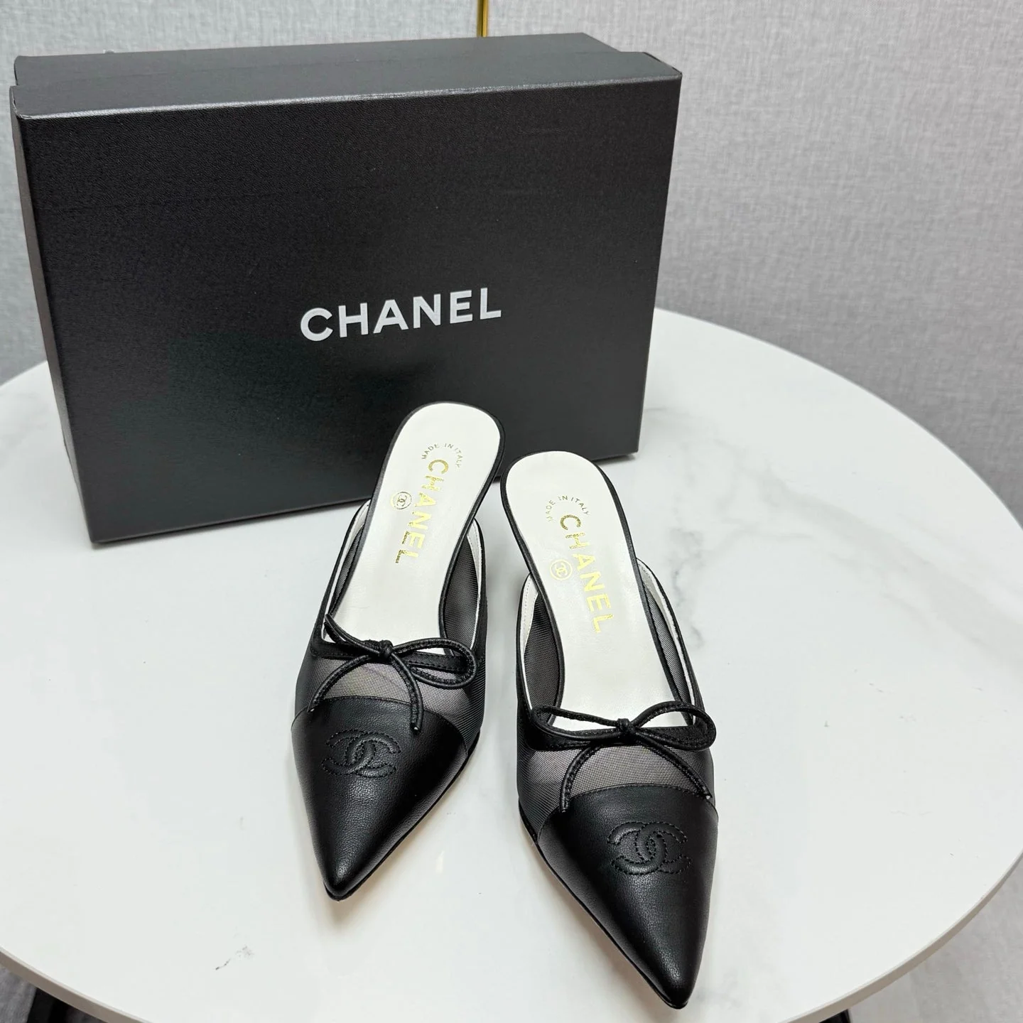CC HEEL MULES 25S IN BLACK MESH FABRIC AND LAMBSKIN WITH BOW