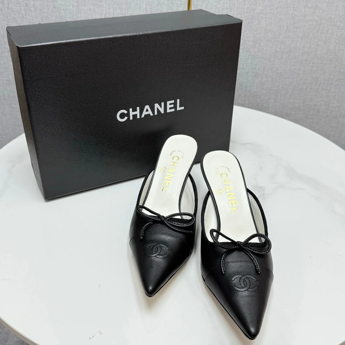 CC HEEL MULES 25S IN BLACK LAMBSKIN WITH BOW