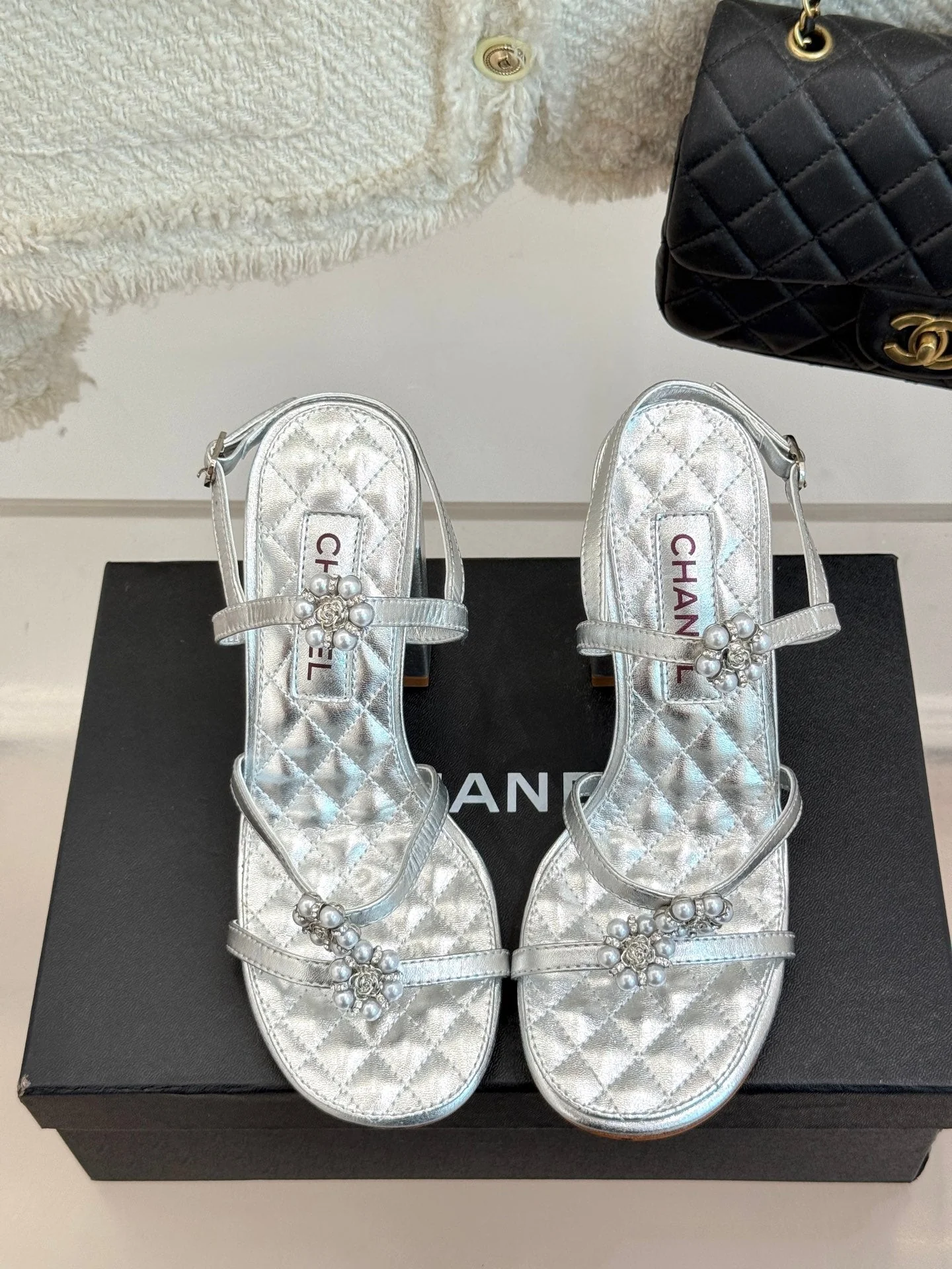 HIGH HEELS SANDAL IN SILVER LAMBSKIN PEARL FLOWERS