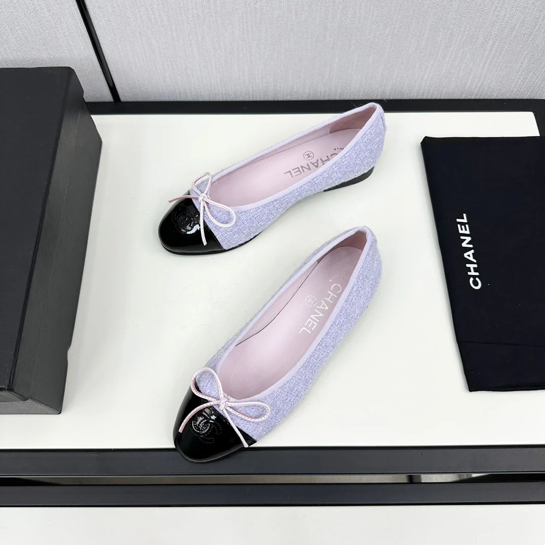 BALLET FLATS IN POWDER BLUE TWEED AND BLACK CALFSKIN