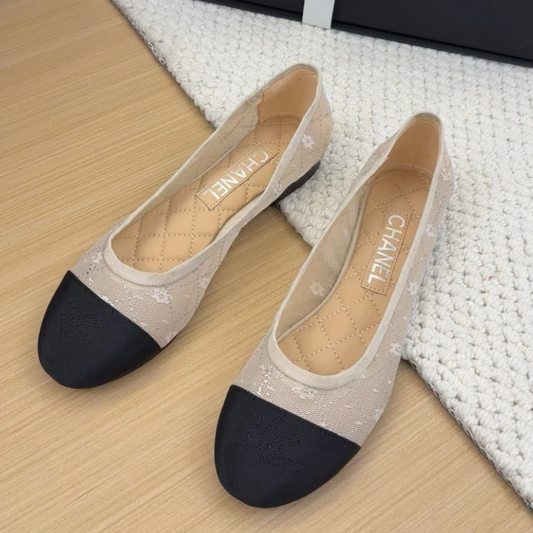 BALLET FLAT IN BLACK FABRIC AND WHITE MESH