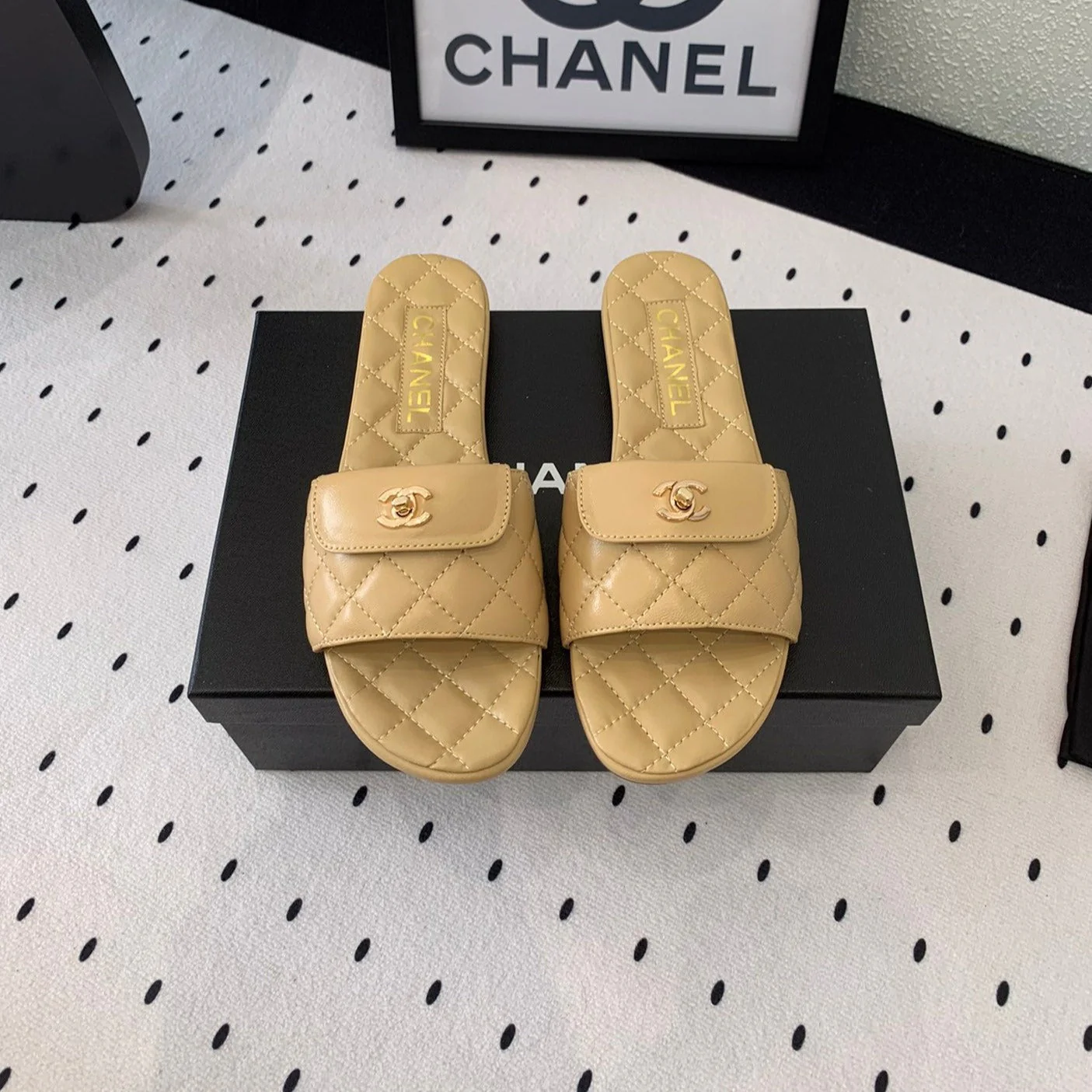 CC SLIPPERS IN YELLOW CREAM CALFSKIN