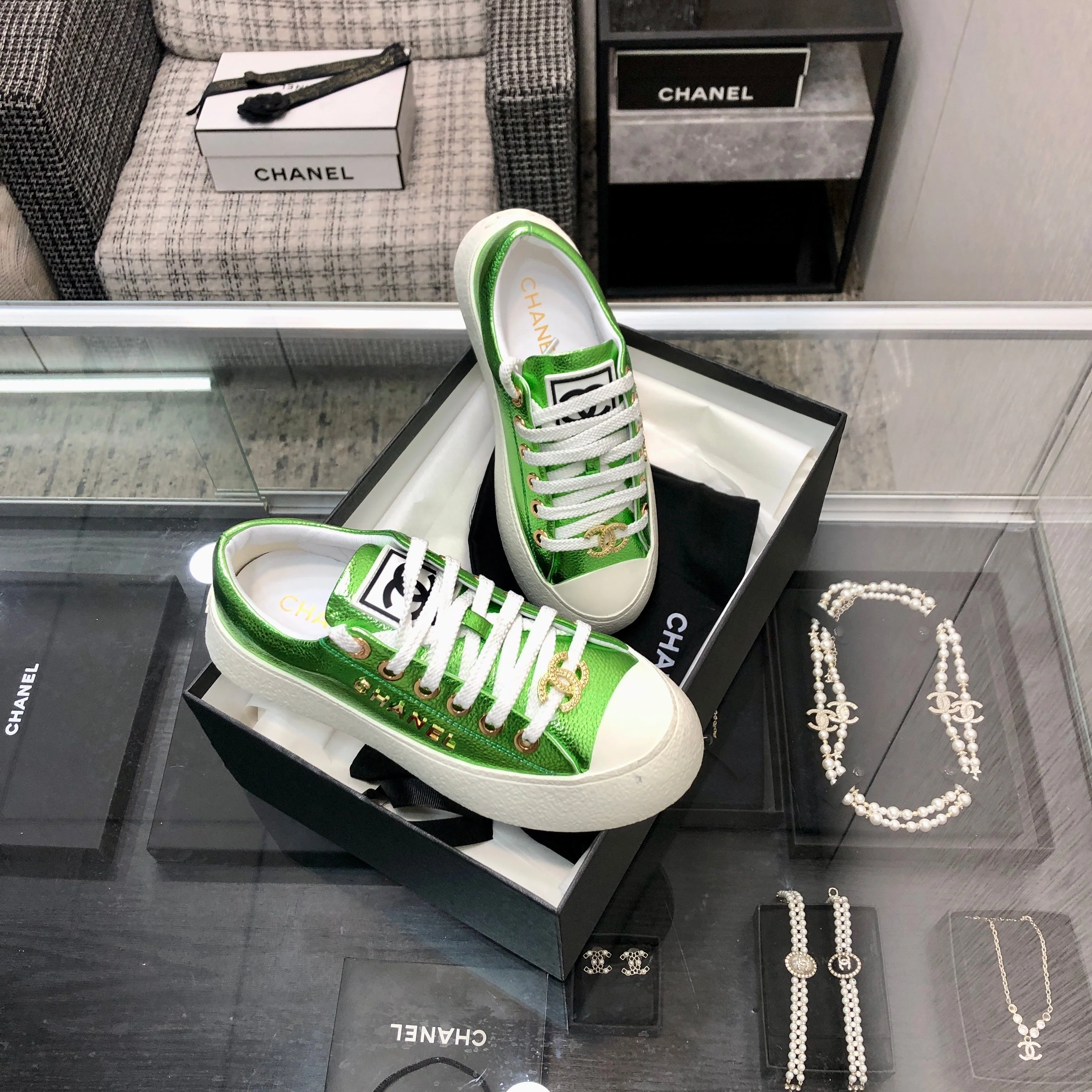 CASUAL SNEAKER IN EMERALD GREEN METALLIC LAMBSKIN WITH GOLD LOGO
