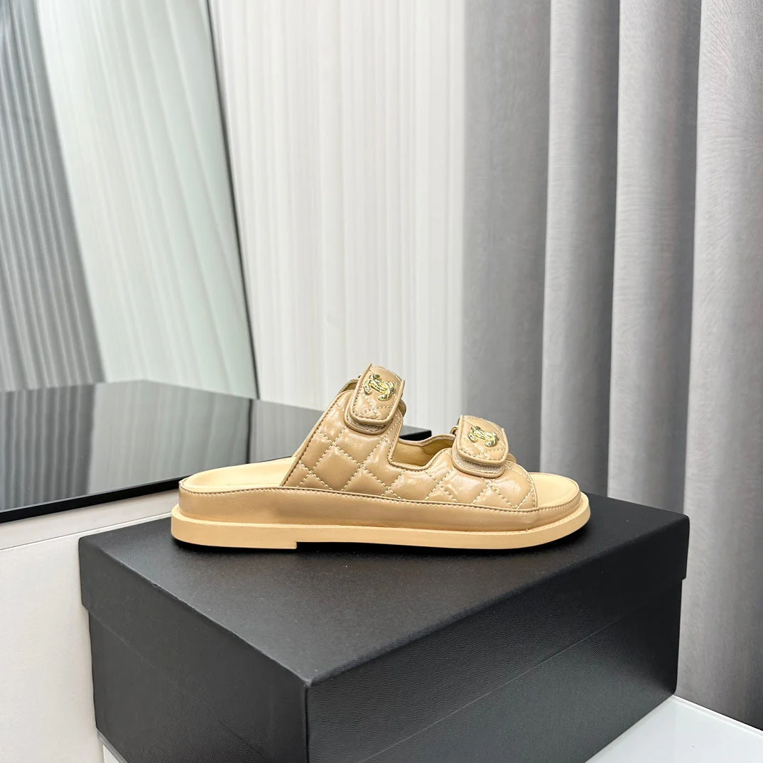 dad sandals beige patent lambskin mules