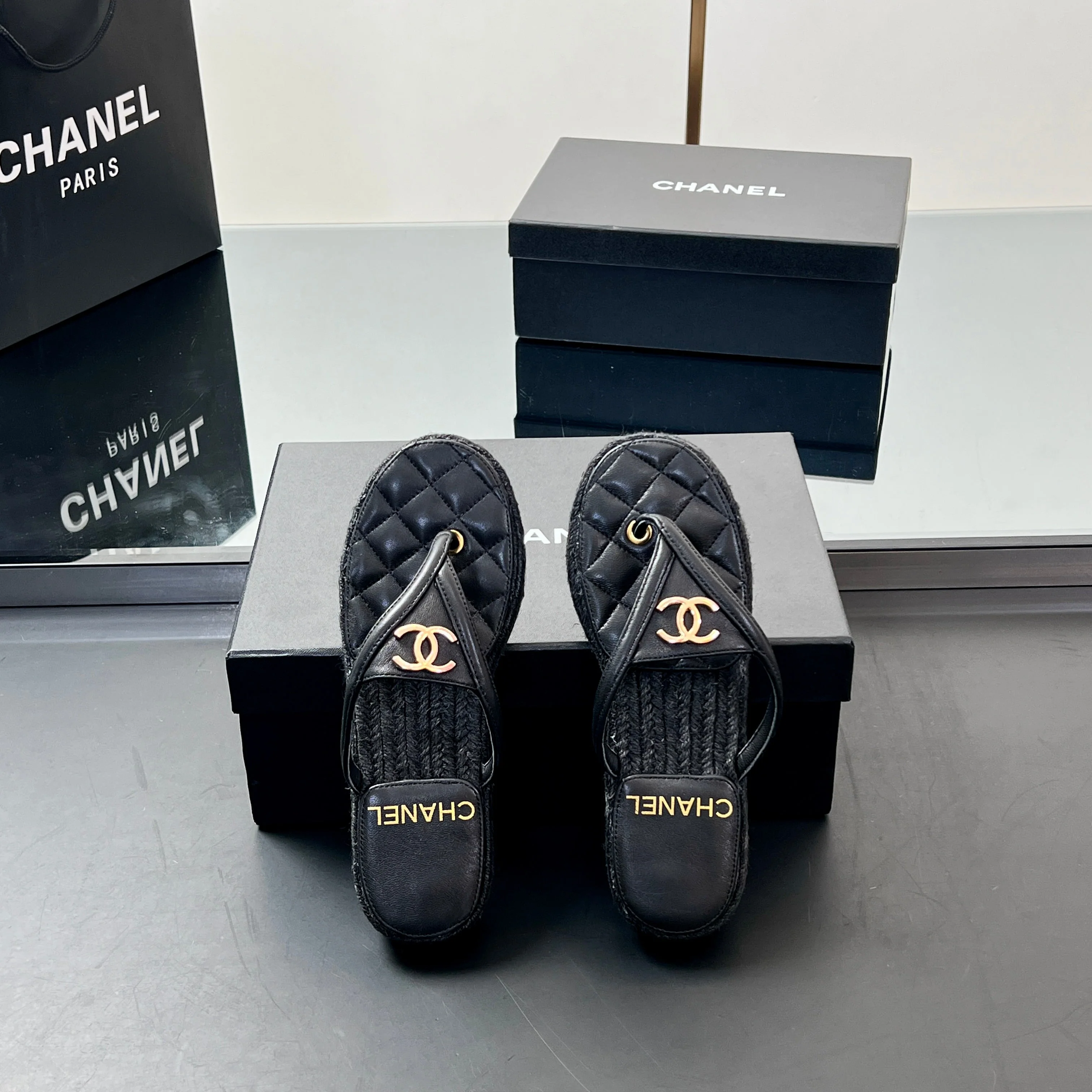 FLIP-FLOPS IN BLACK LAMBSKIN WITH RAFFIA