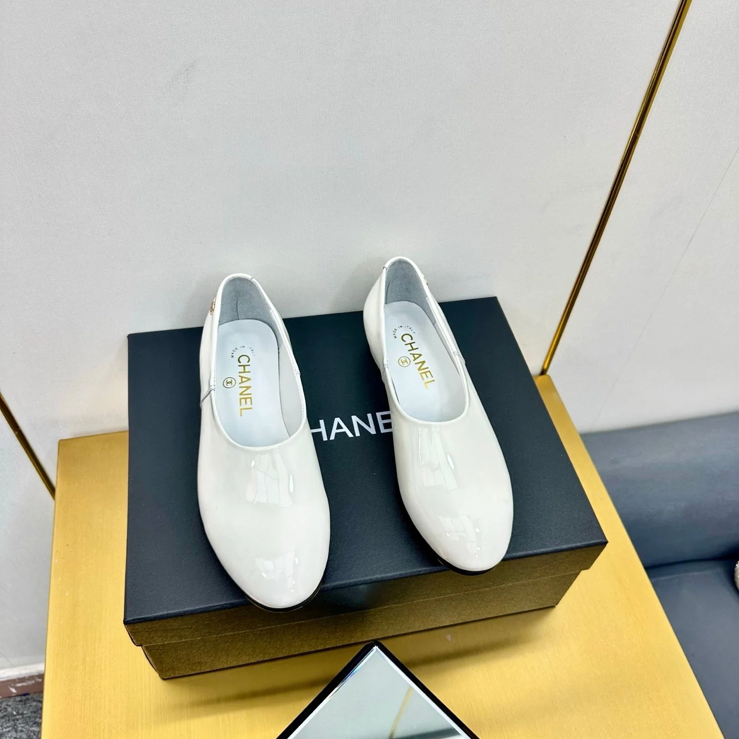 CC SIMPLE FLATS 25S IN WHITE GLOSSY LEATHER