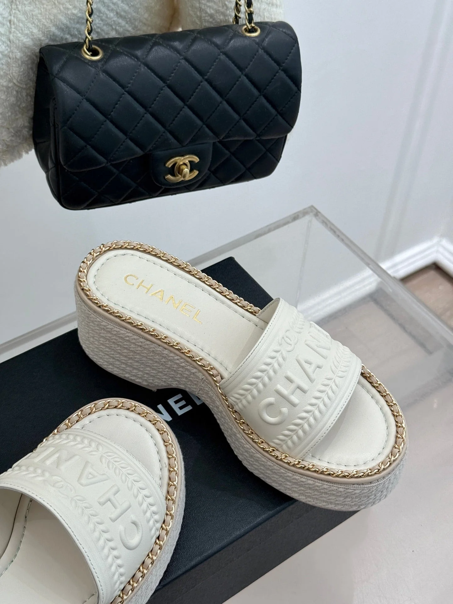 THICK SOLE WEDGE SLIPPERS IN WHITE CALFSKIN