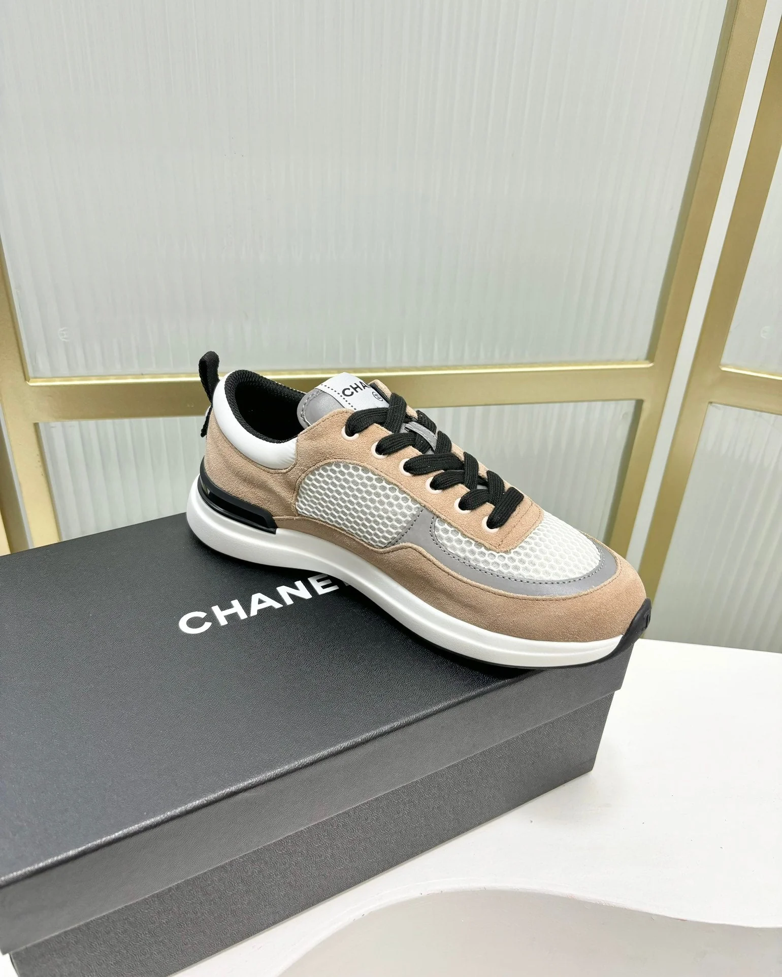 SNEAKER IN TAN BROWN SUEDE AND GREY BREATHABLE MESH
