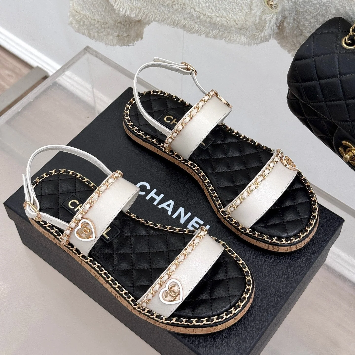 FLAT CHAIN HEART SANDAL IN WHITE LAMBSKIN