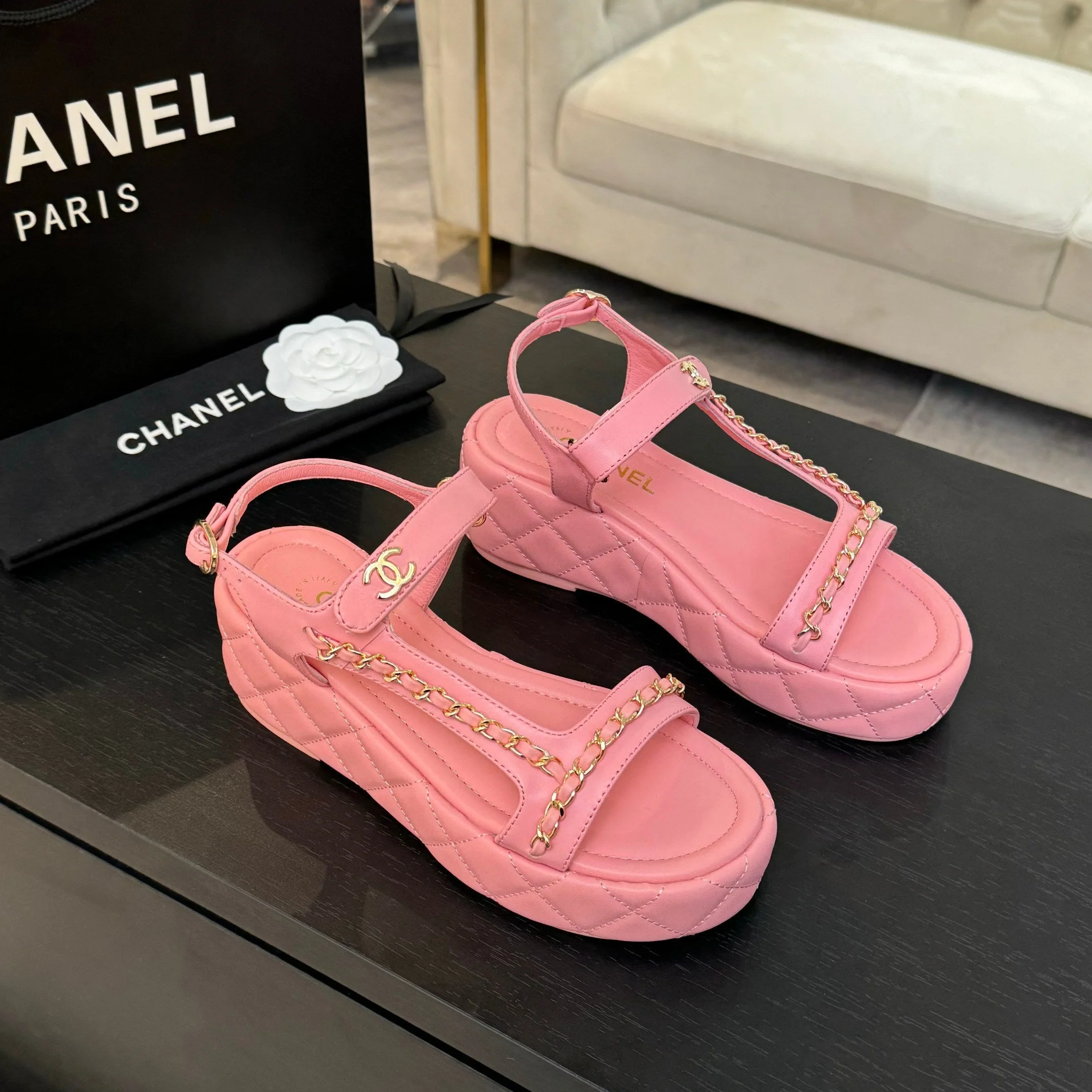 FLAT SANDALS IN SALMON PINK LAMBSKIN WITH GOLD CHAIN