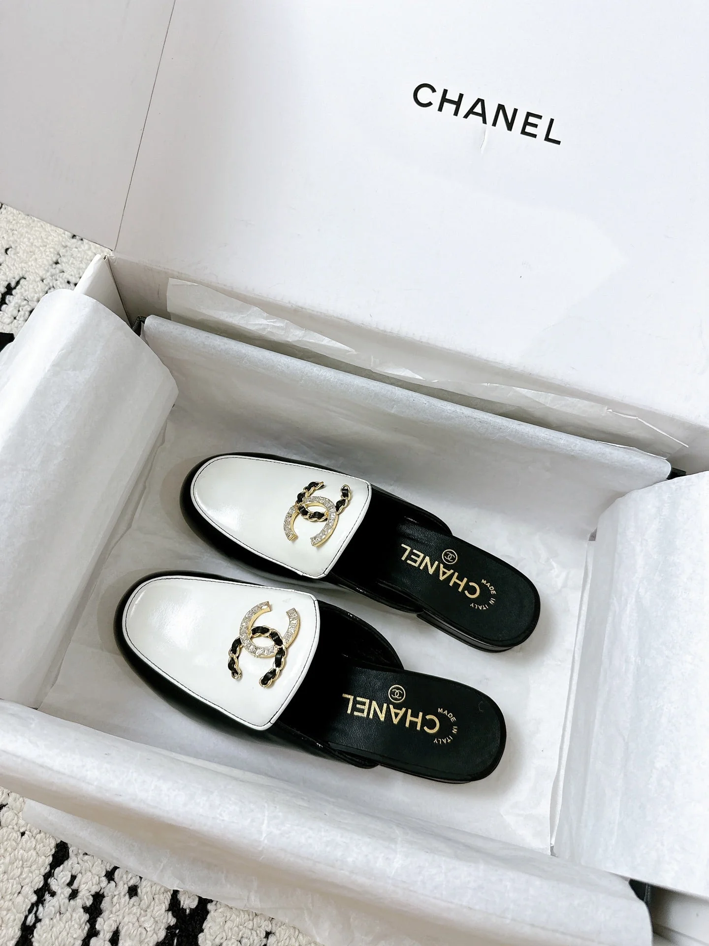 CC FLAT MULE IN WHITE AND BLACK CALFSKIN HARDWARE WITH ROCK MIX CHAIN