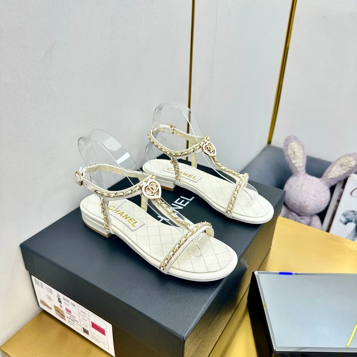 CC SANDAL 25S IN WHITE CALFSKIN WITH GOLD HARDWARE