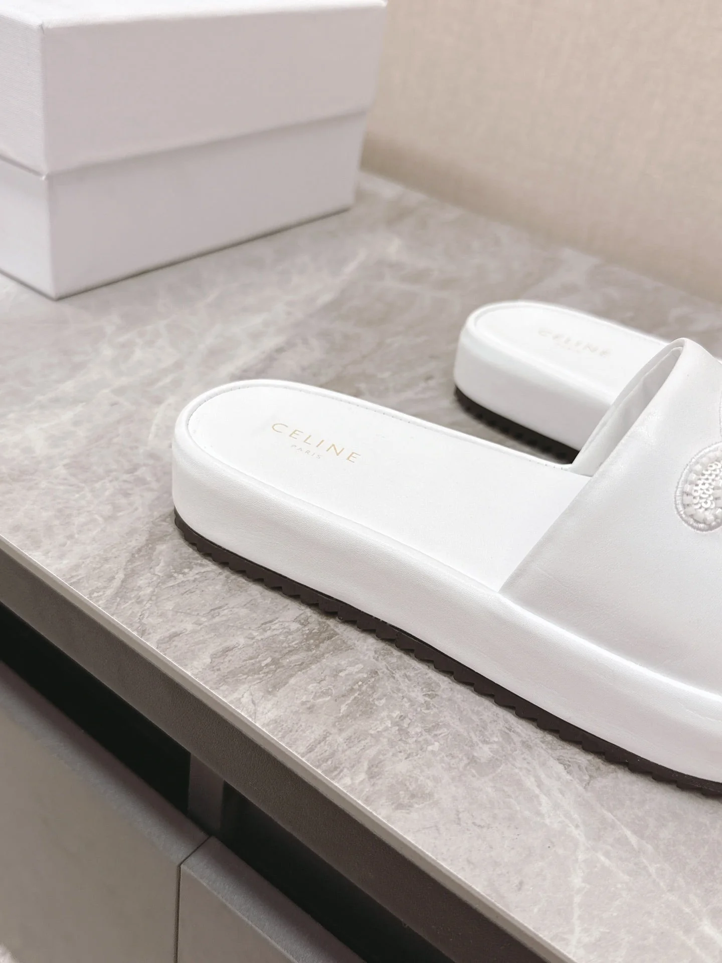 THICK-SOLED SLIDES IN WHITE SMOOTH LAMBSKIN LOGO WITH CRYSTALS