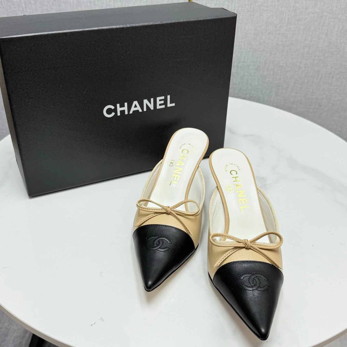 CC HEEL MULES 25S IN BLACK AND BEIGE LAMBSKIN WITH BOW