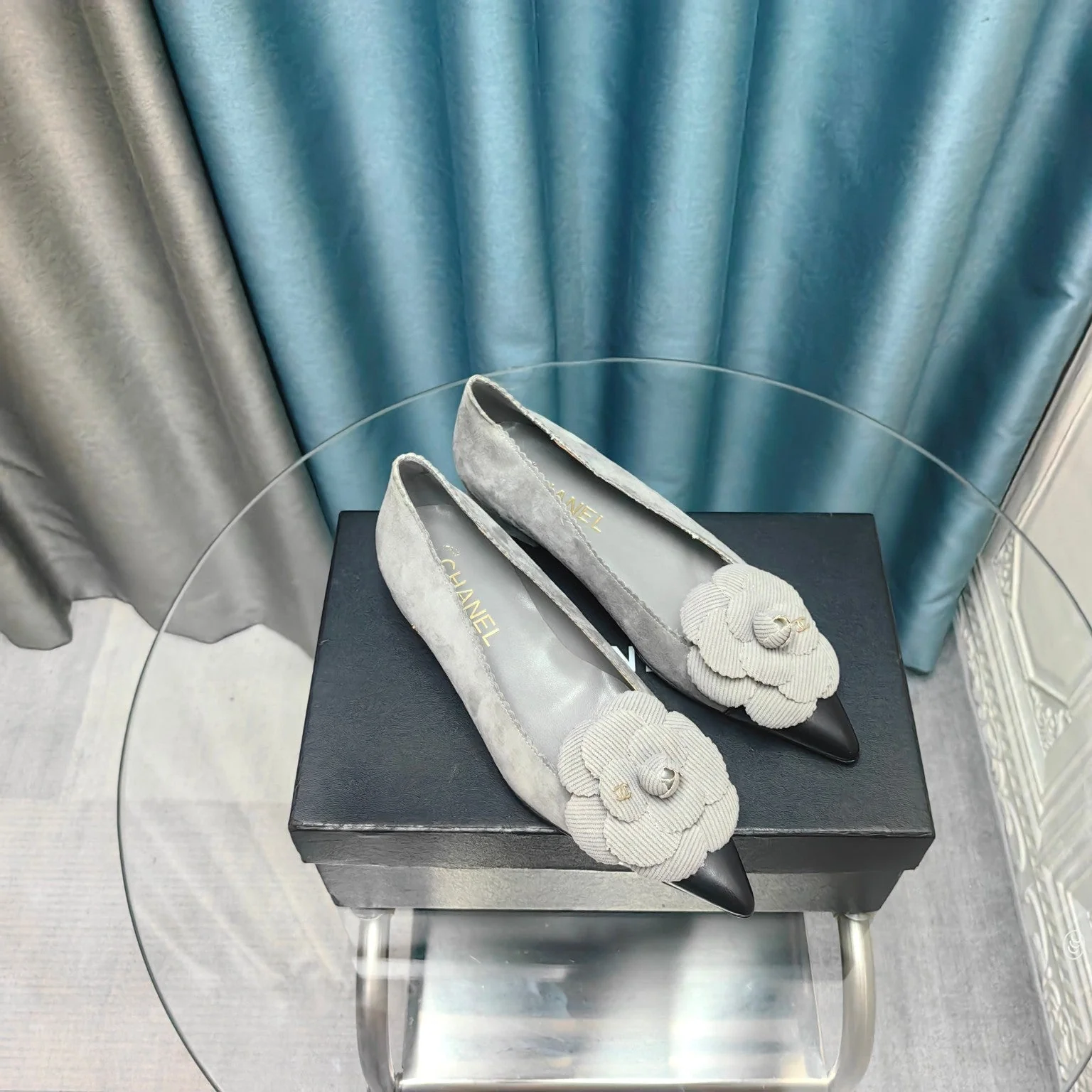 CC BALLET FLAT IN SPANISH GRAY SUEDE AND BLACK CALFSKIN WITH FLOWER