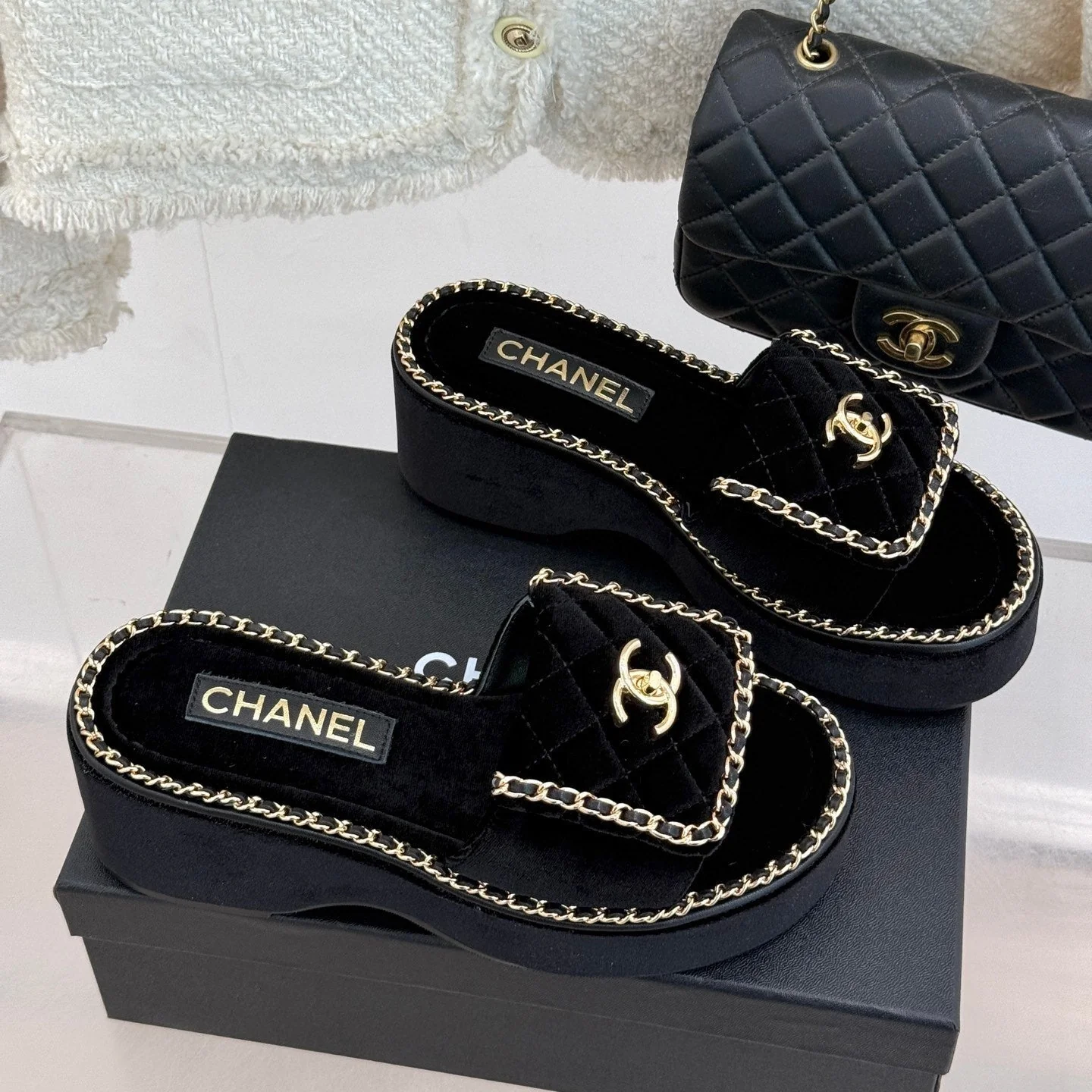 THICK-SOLED CHAIN HEART SLIPPER IN BLACK VELVET