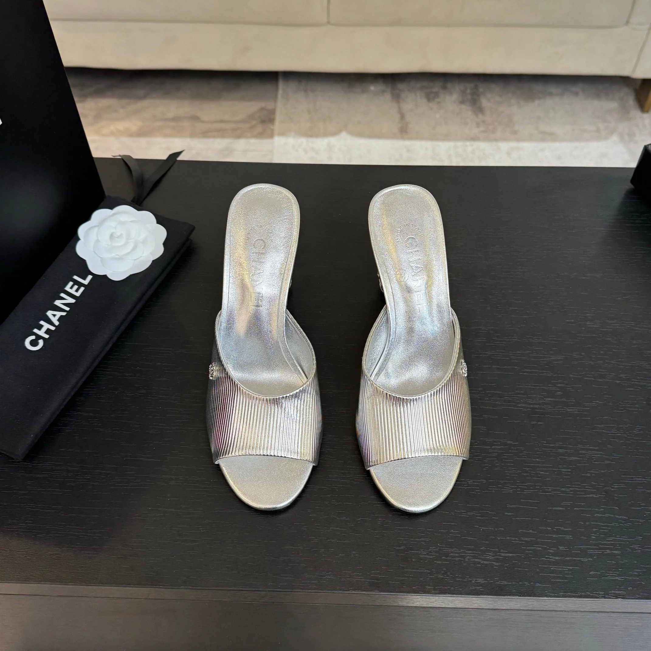 T-STRAP PEARL HEEL 85 MM SANDALS IN SILVER LAMBSKIN MULE