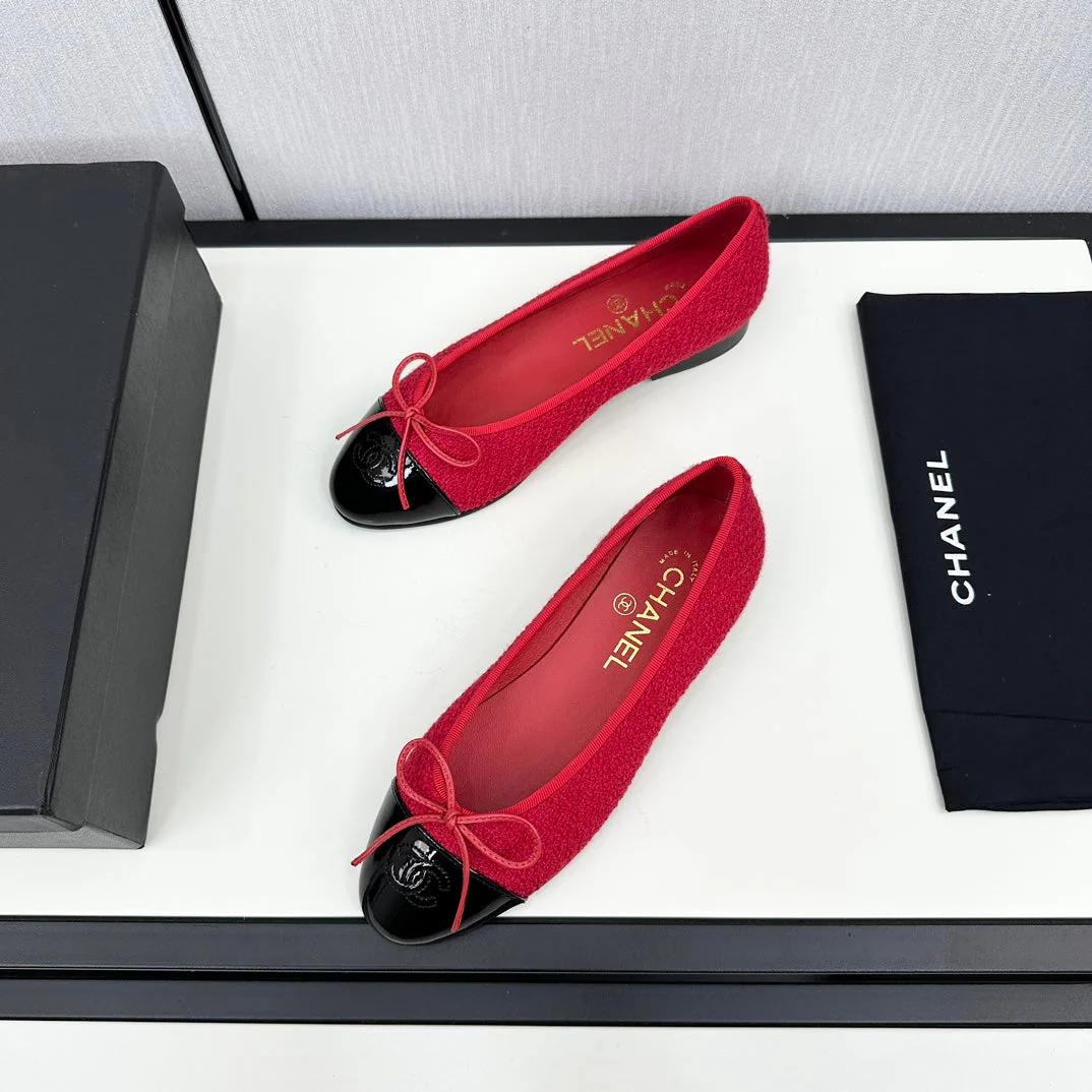 BALLET FLATS IN RUBY RED TWEED AND BLACK CALFSKIN