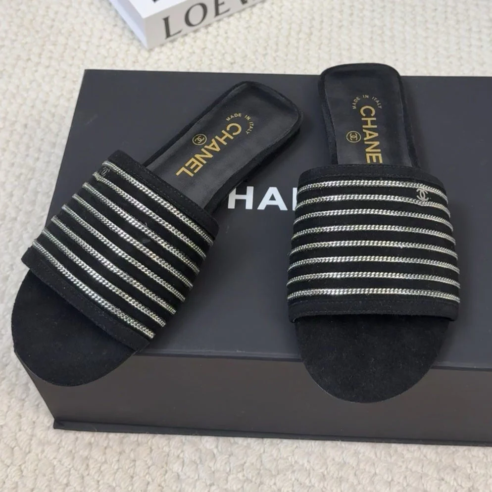 FLAT SLIDE IN BLACK SUEDE WITH SILVER CHAIN