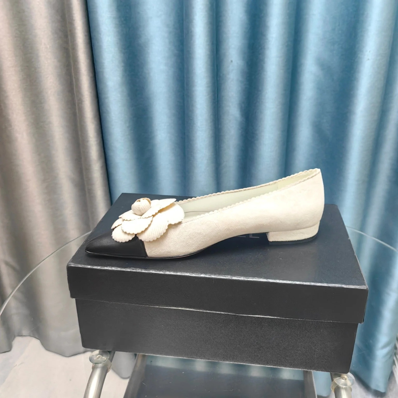 CC BALLET FLAT IN WHITE SUEDE AND BLACK CALFSKIN WITH FLOWER