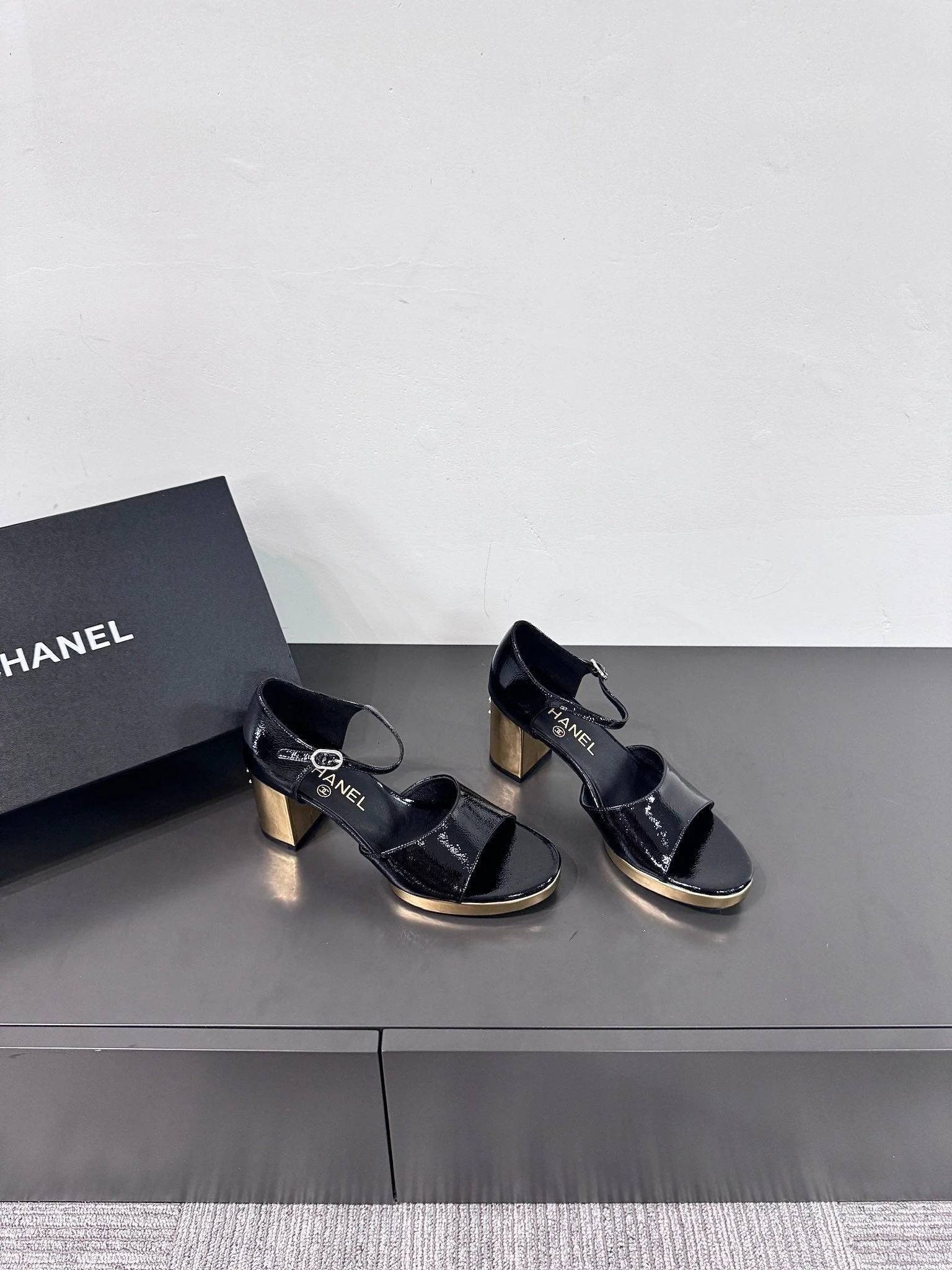 BLOCK HEEL SANDALS BLACK SHEEPSKIN