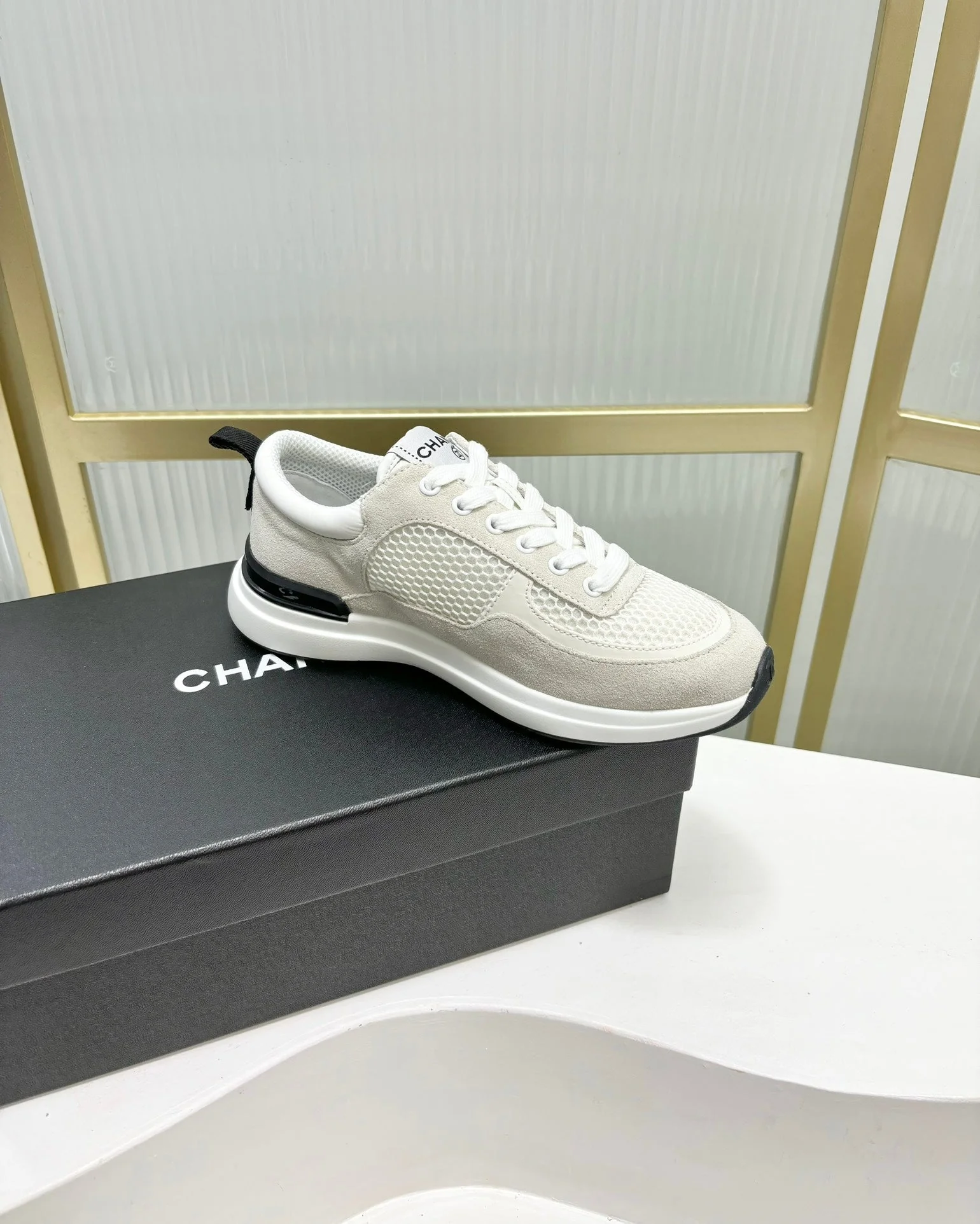 SNEAKER IN GREY SUEDE AND WHITE BREATHABLE MESH