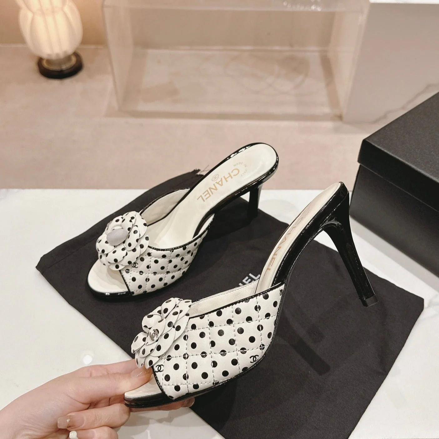 Double C New Camellia High Heel White/Black caro