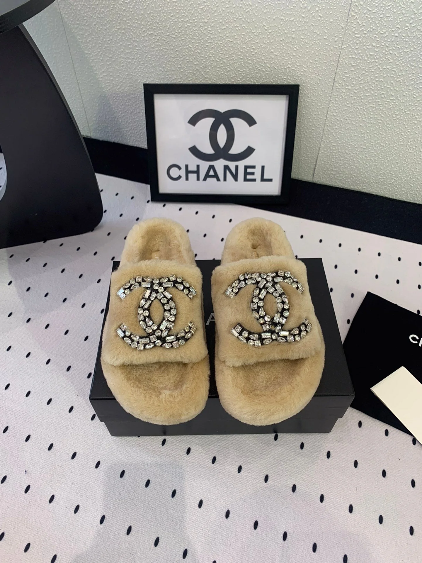 THICK-SOLED SLIPPERS IN BEIGE CREAM SHEEP WOOL
