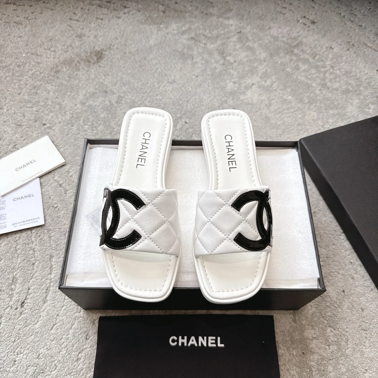 SLIPPERS IN WHITE CALFSKIN QUILTED