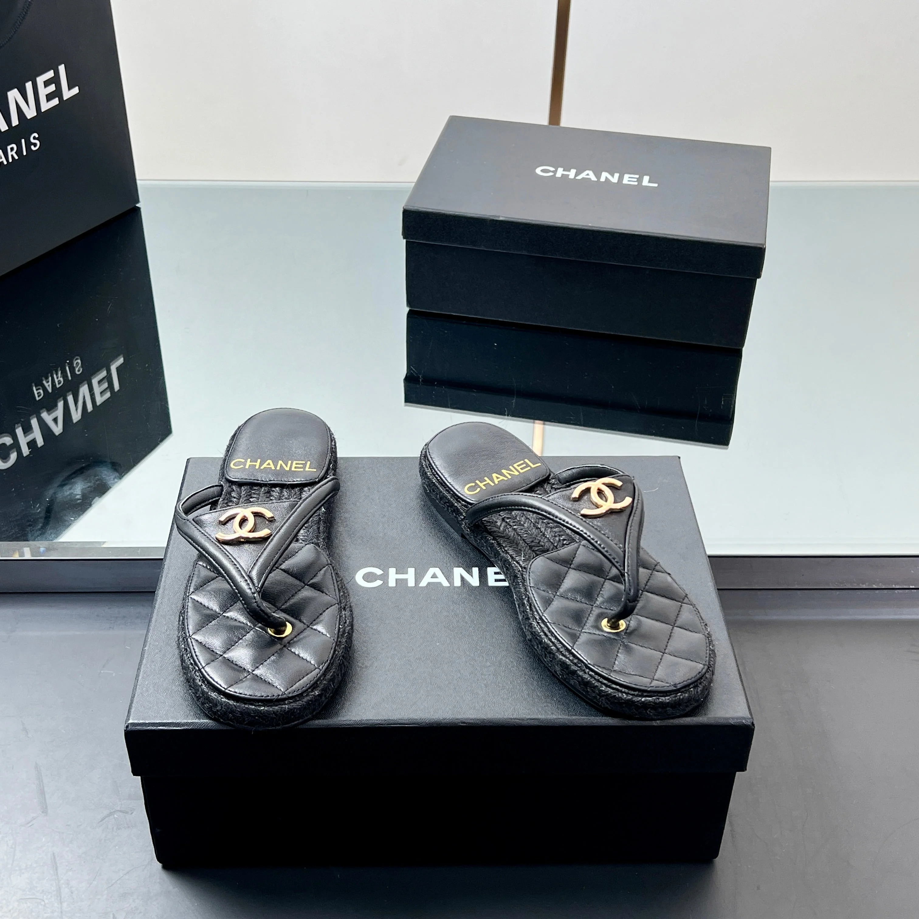 FLIP-FLOPS IN BLACK LAMBSKIN WITH RAFFIA