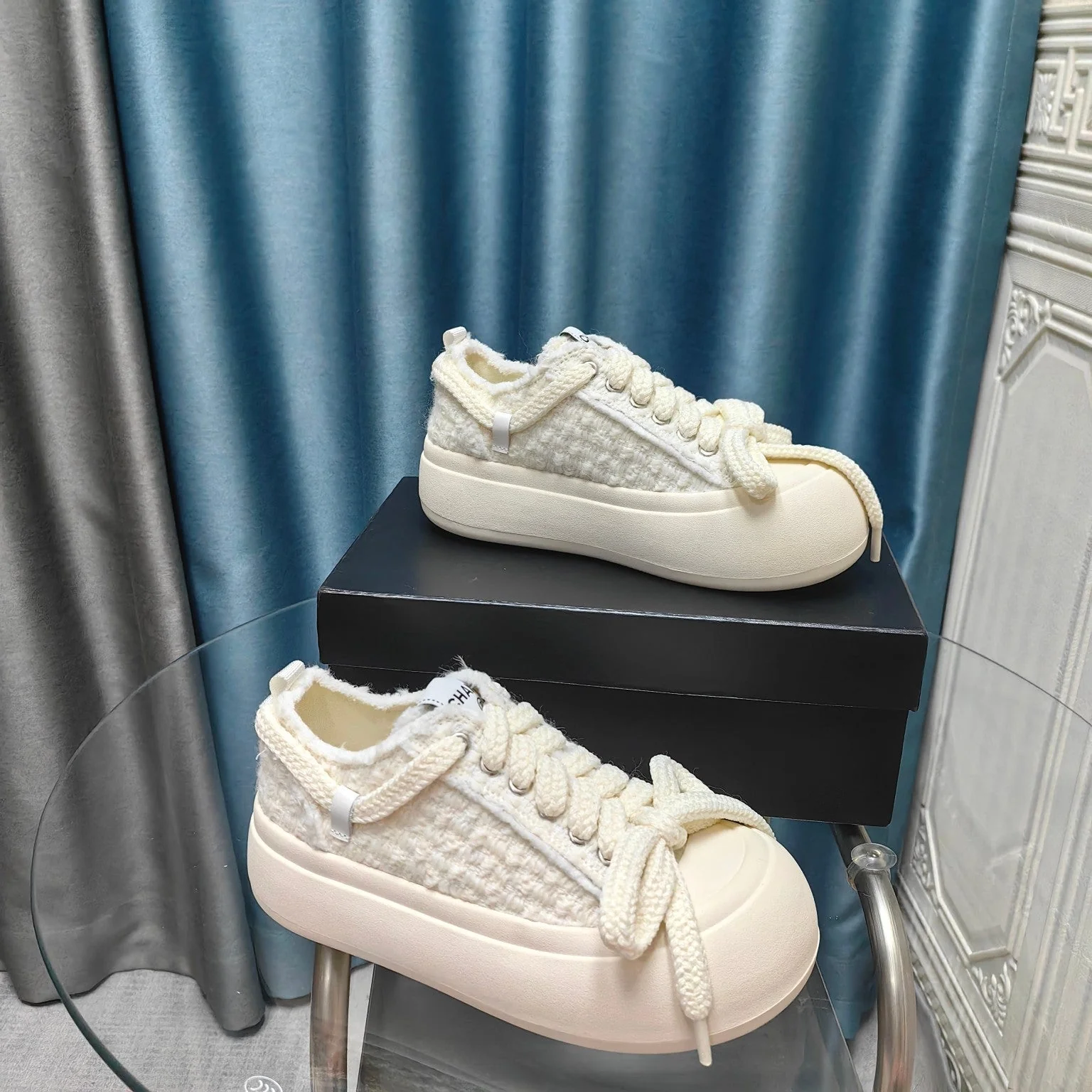 THICK-SOLED SHOES IN WHITE WOVEN WOOL