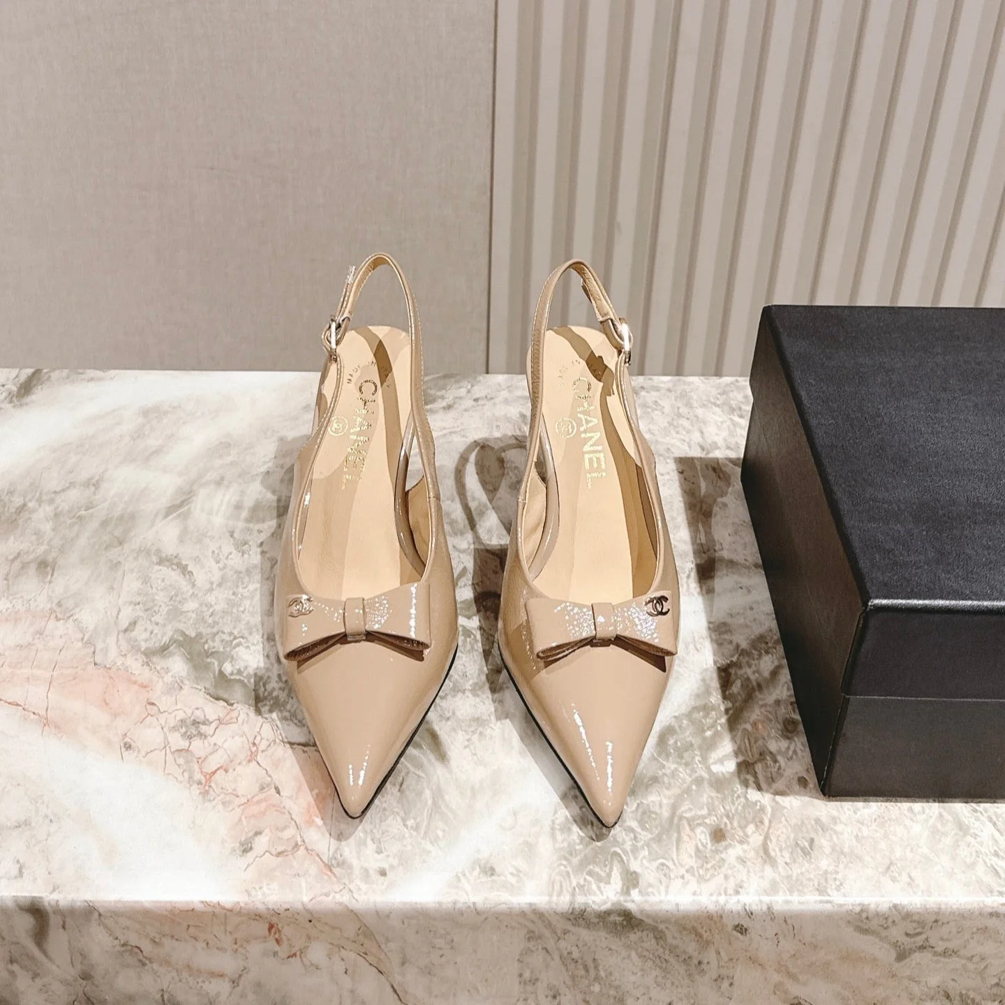 CC HIGH SLINGBACK IN BEIGE LAMBSKIN WITH BOW ATTACHED