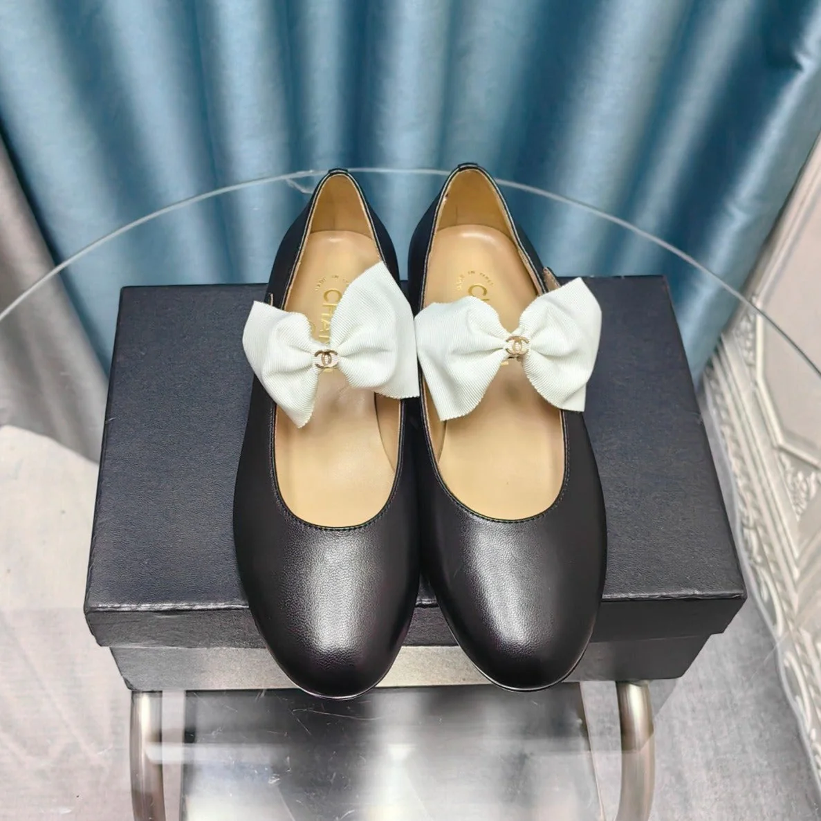 MARY JANE SHOES BLACK SHEEPSKIN WITH WHITE BOW