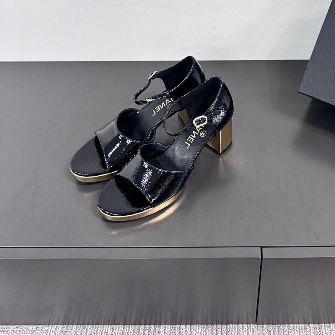 BLOCK HEEL SANDALS BLACK SHEEPSKIN