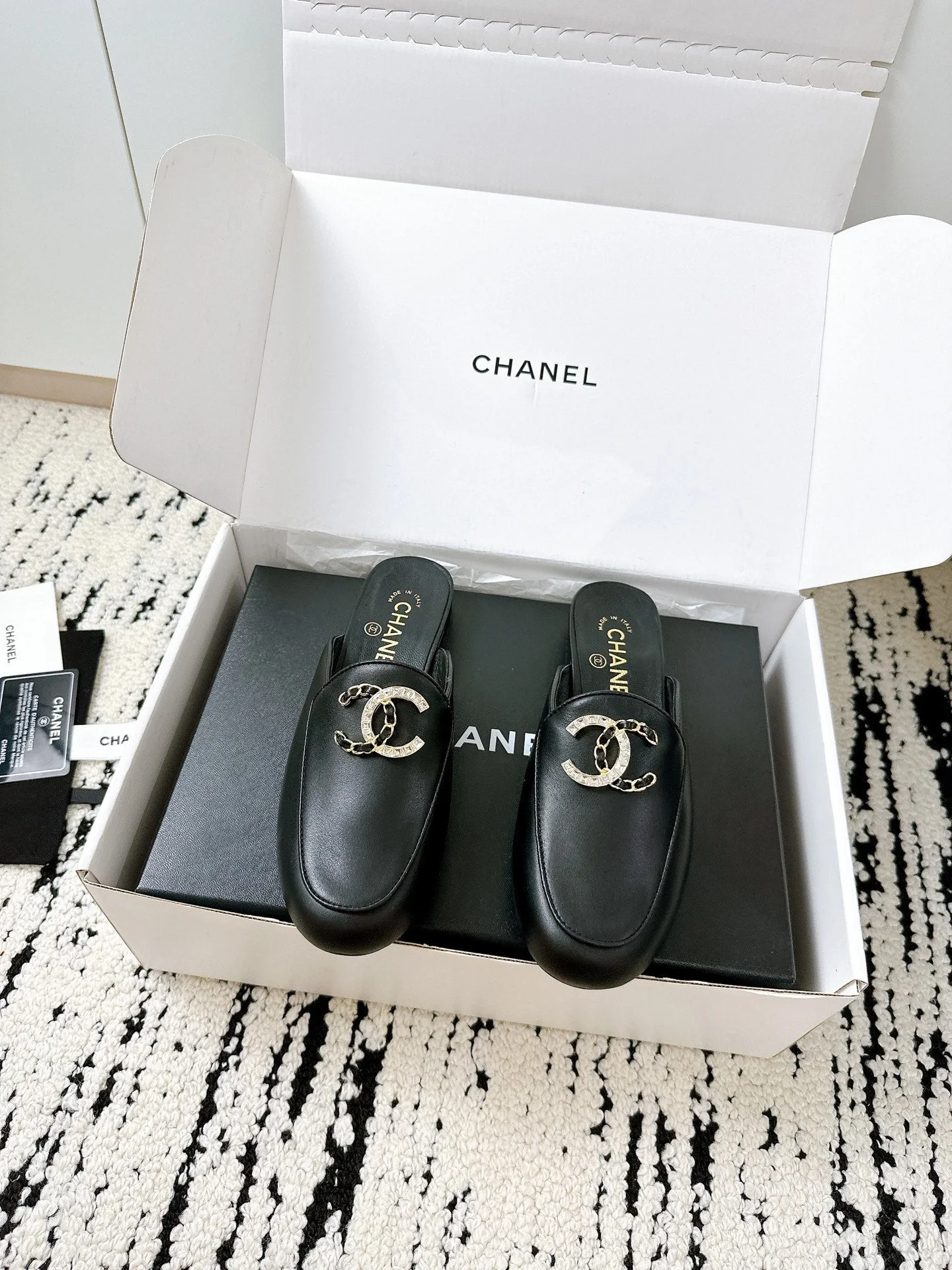 CC FLAT MULE IN BLACK CALFSKIN HARDWARE WITH ROCK MIX CHAIN