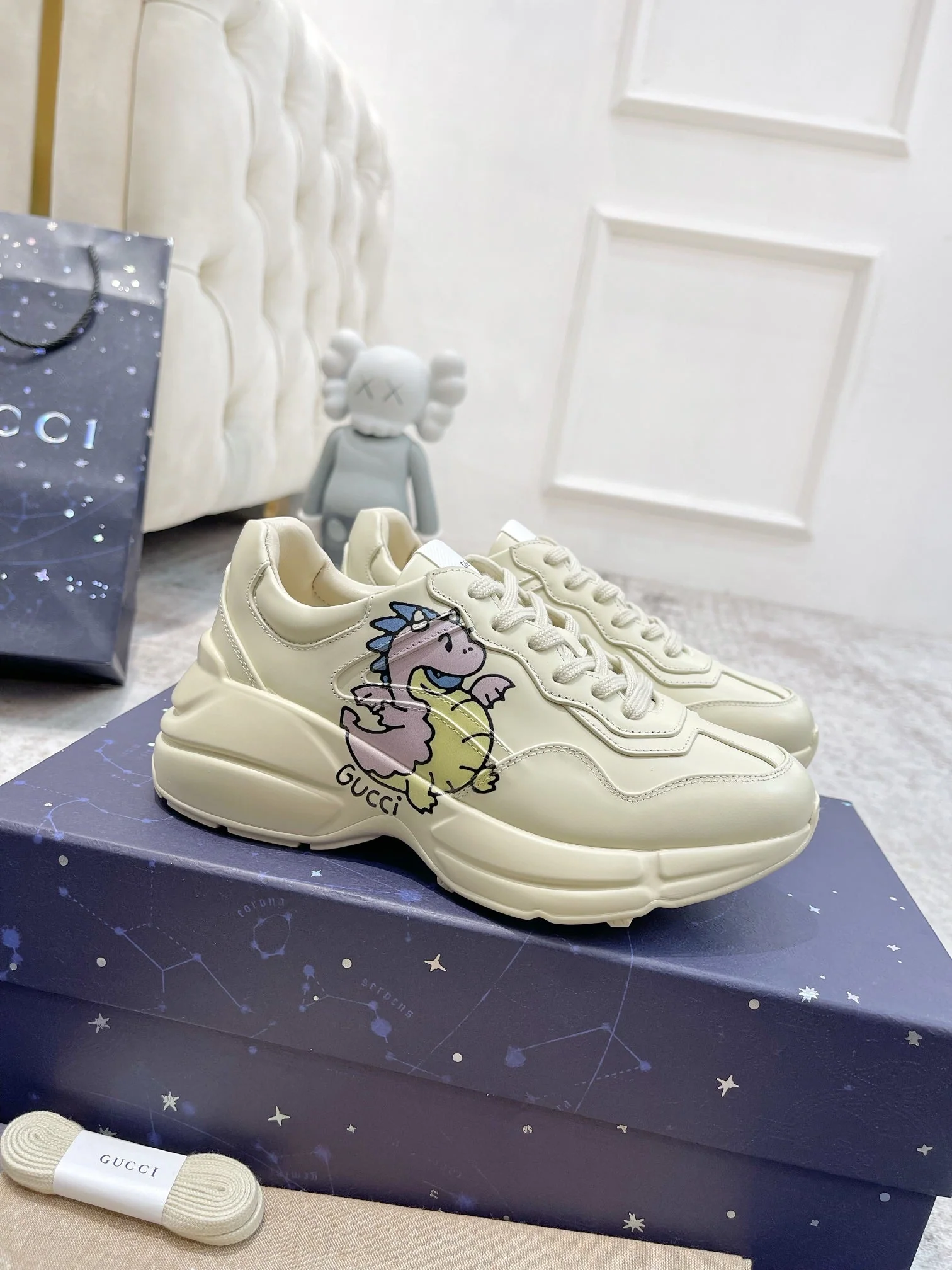 GG RHYTON TRAINER WHITE LAMBSKIN WITH PURPLE DINO MOTIF