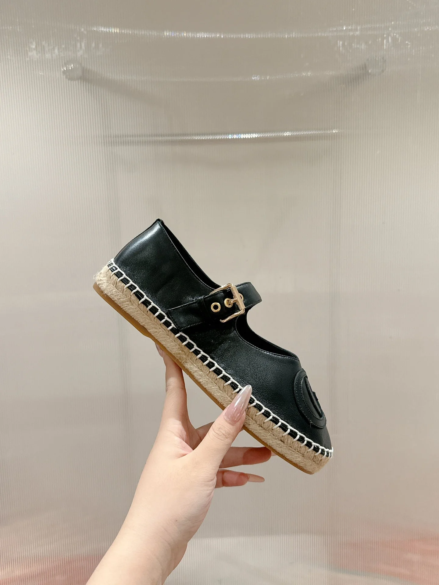 GG CROSS STRAP FLAT SHOES IN BLACK CALFSKIN WITH STRAW SOLE