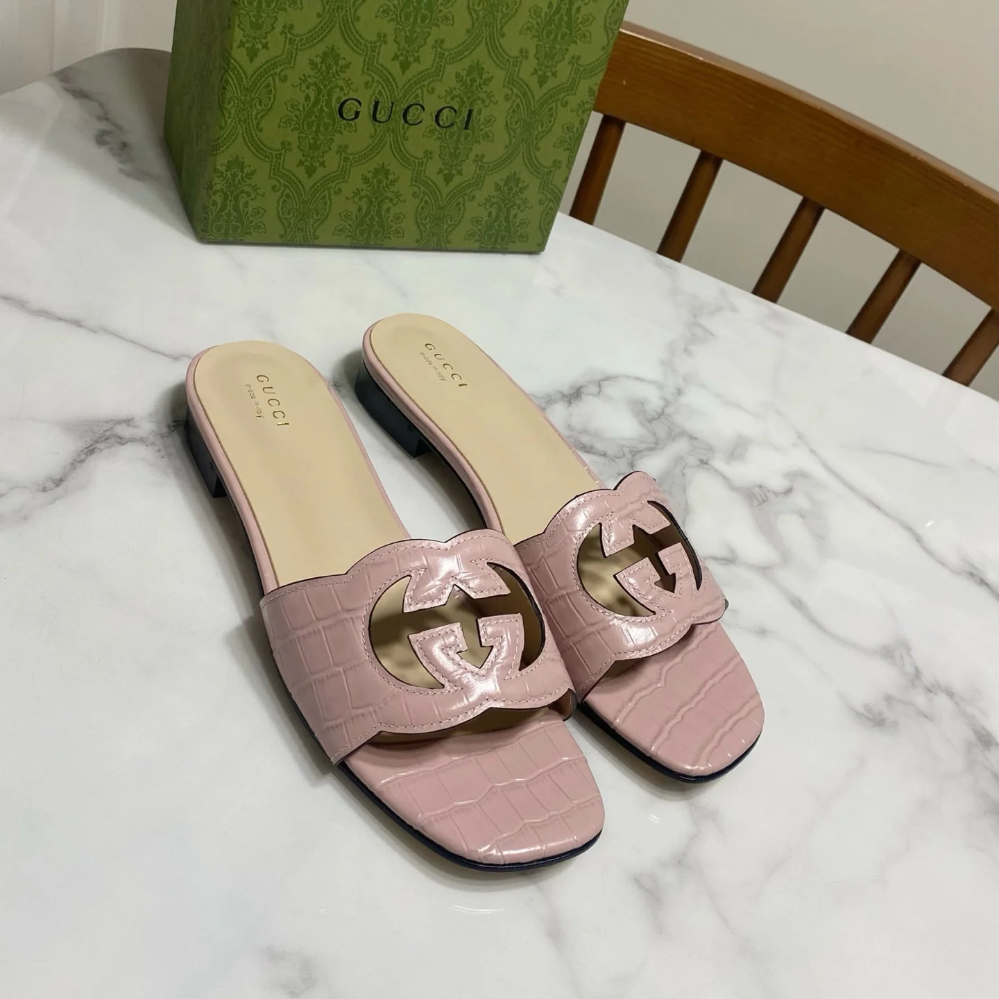 GG SLIDES IN PASTEL PINK CALFSKIN LOGO-EMBOSSED STRAP