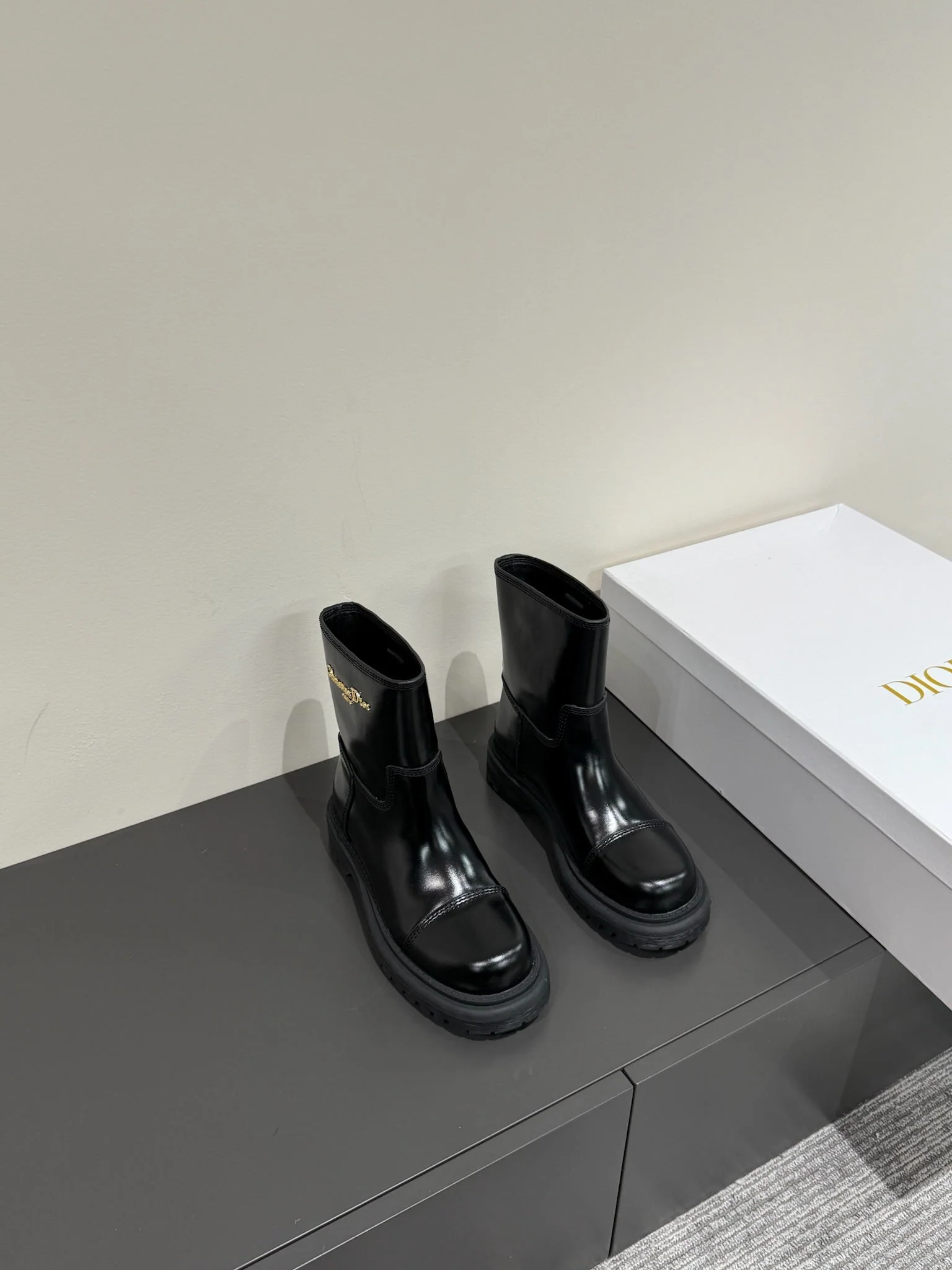 D-TOWN ANKLE BOOTS IN BLACK PATENT CALFSKIN