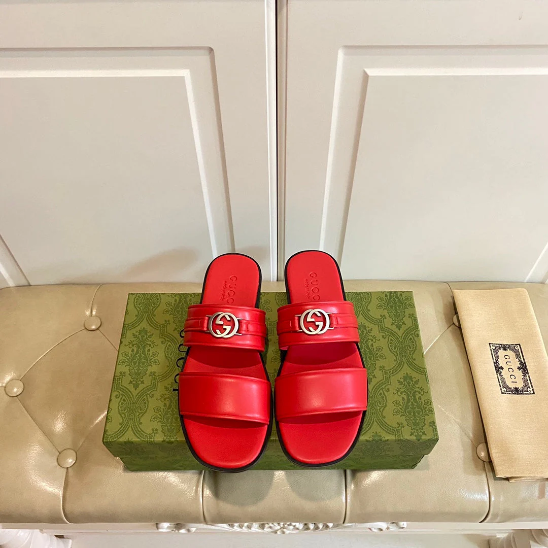 GG SANDAL WITH ROUND INTERLOCKING G IN SCARLET RED CALFSKIN